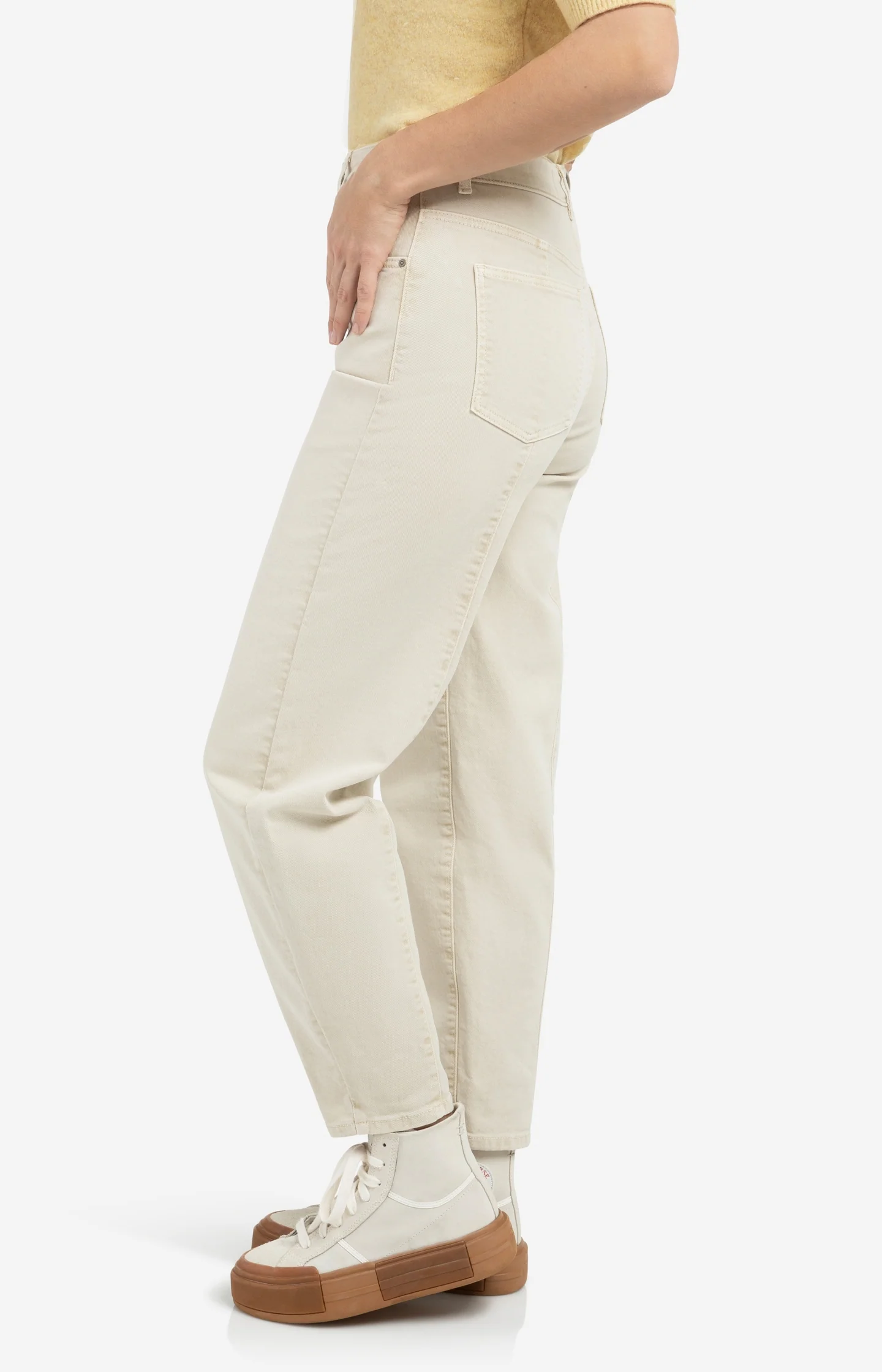 Barrel jeans with visible back seams and soft wash - Image 4