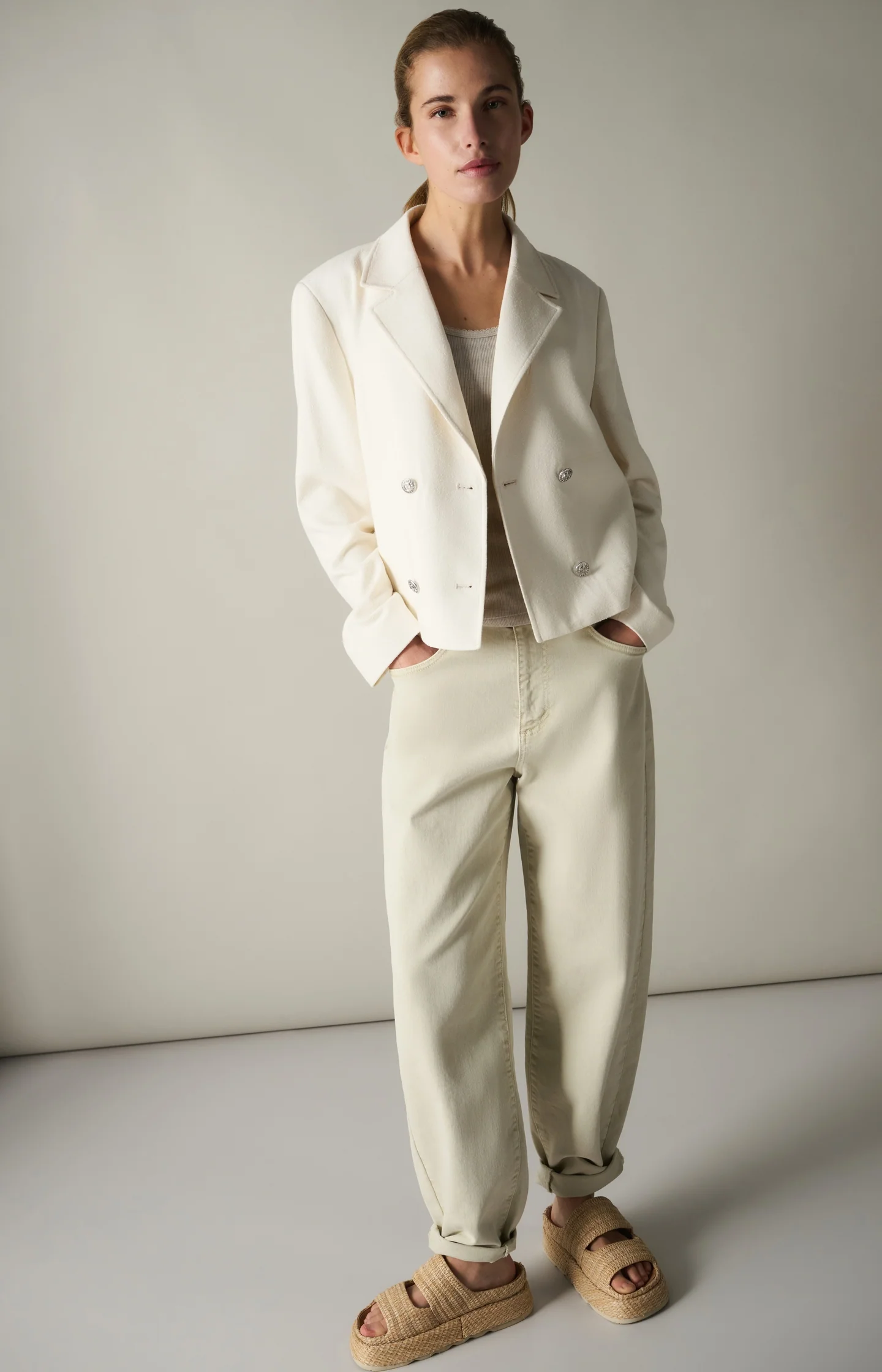 Barrel jeans with visible back seams and soft wash - Image 7