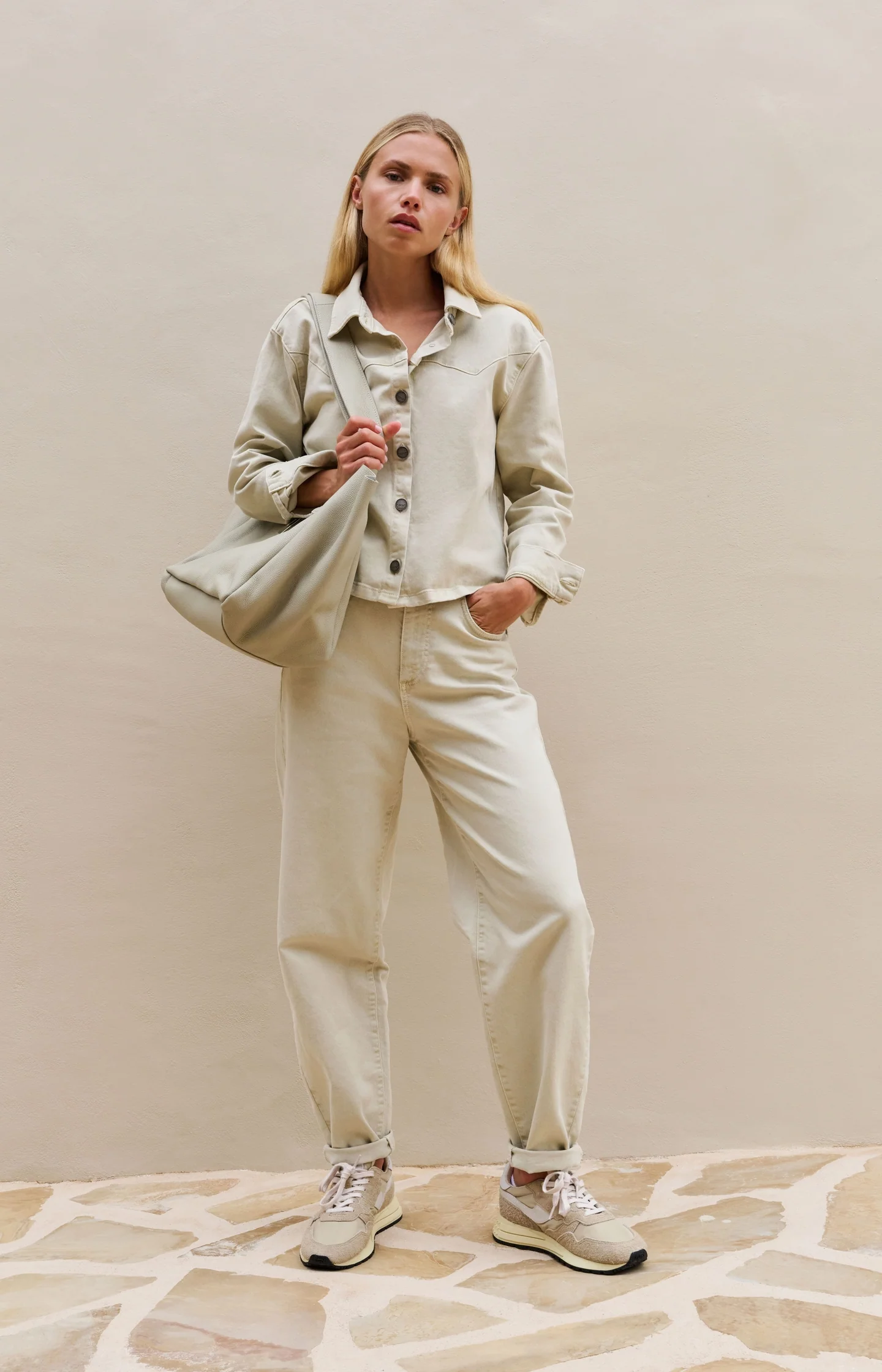 Barrel jeans with visible back seams and soft wash - Image 8