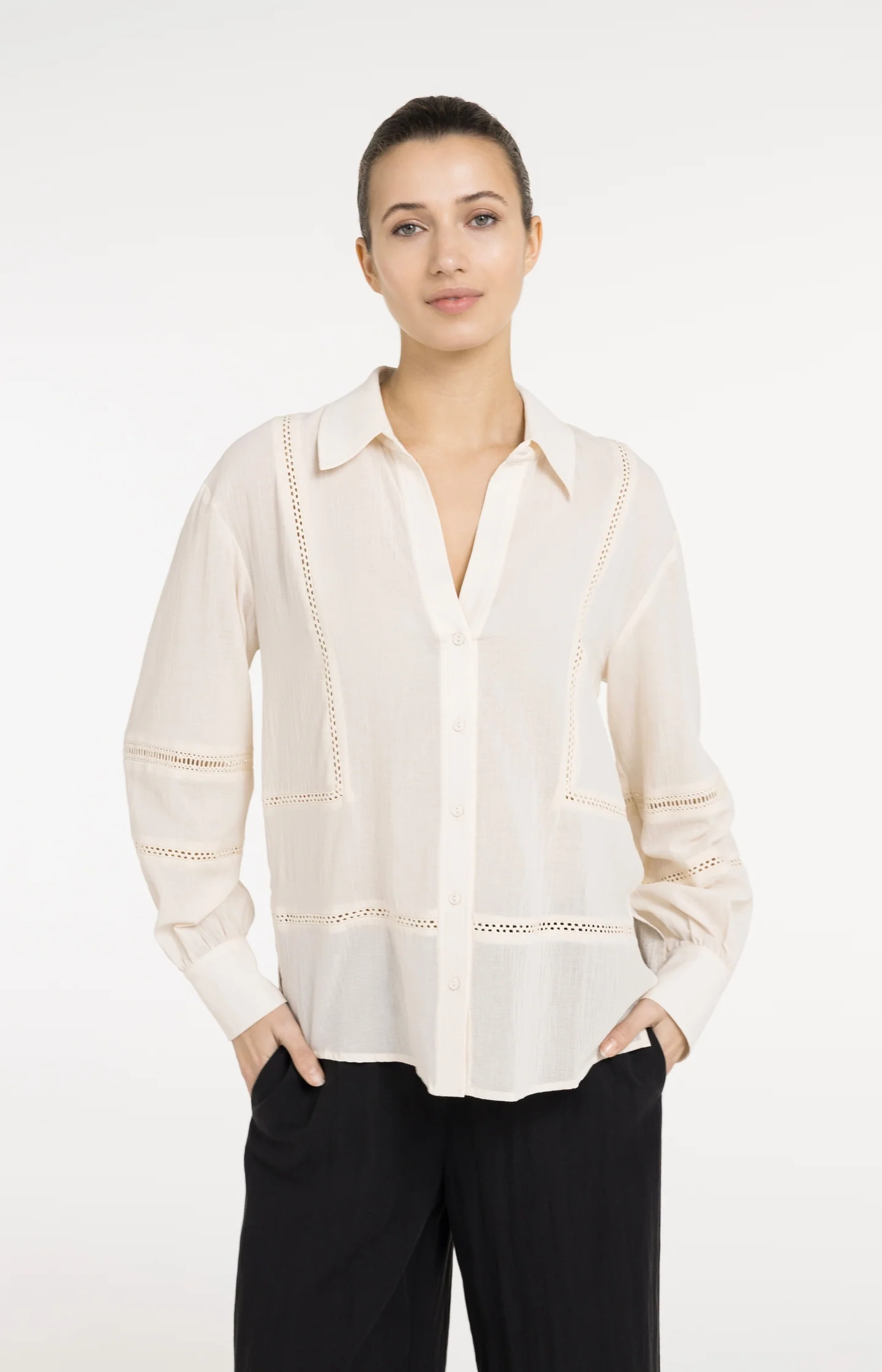 Blouse with long sleeves and lace details - Image 3