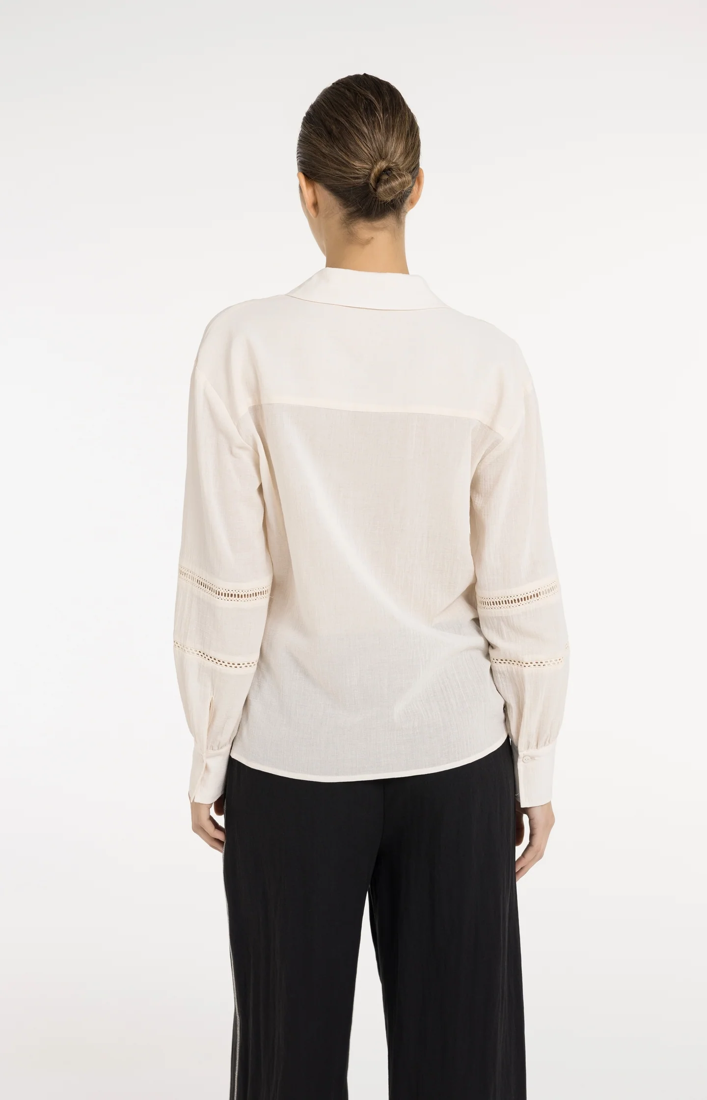 Blouse with long sleeves and lace details - Image 4
