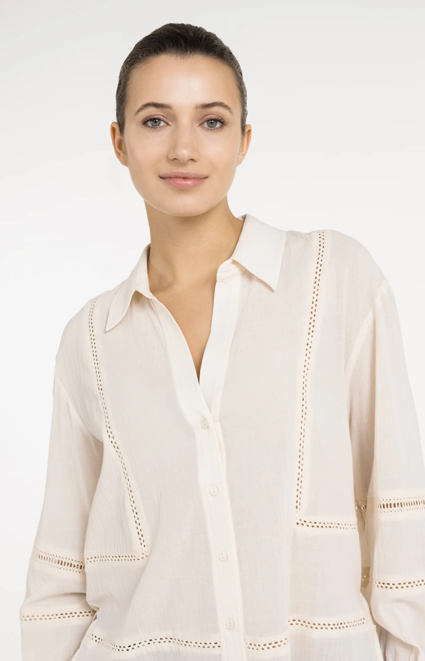 Blouse with long sleeves and lace details - Image 5