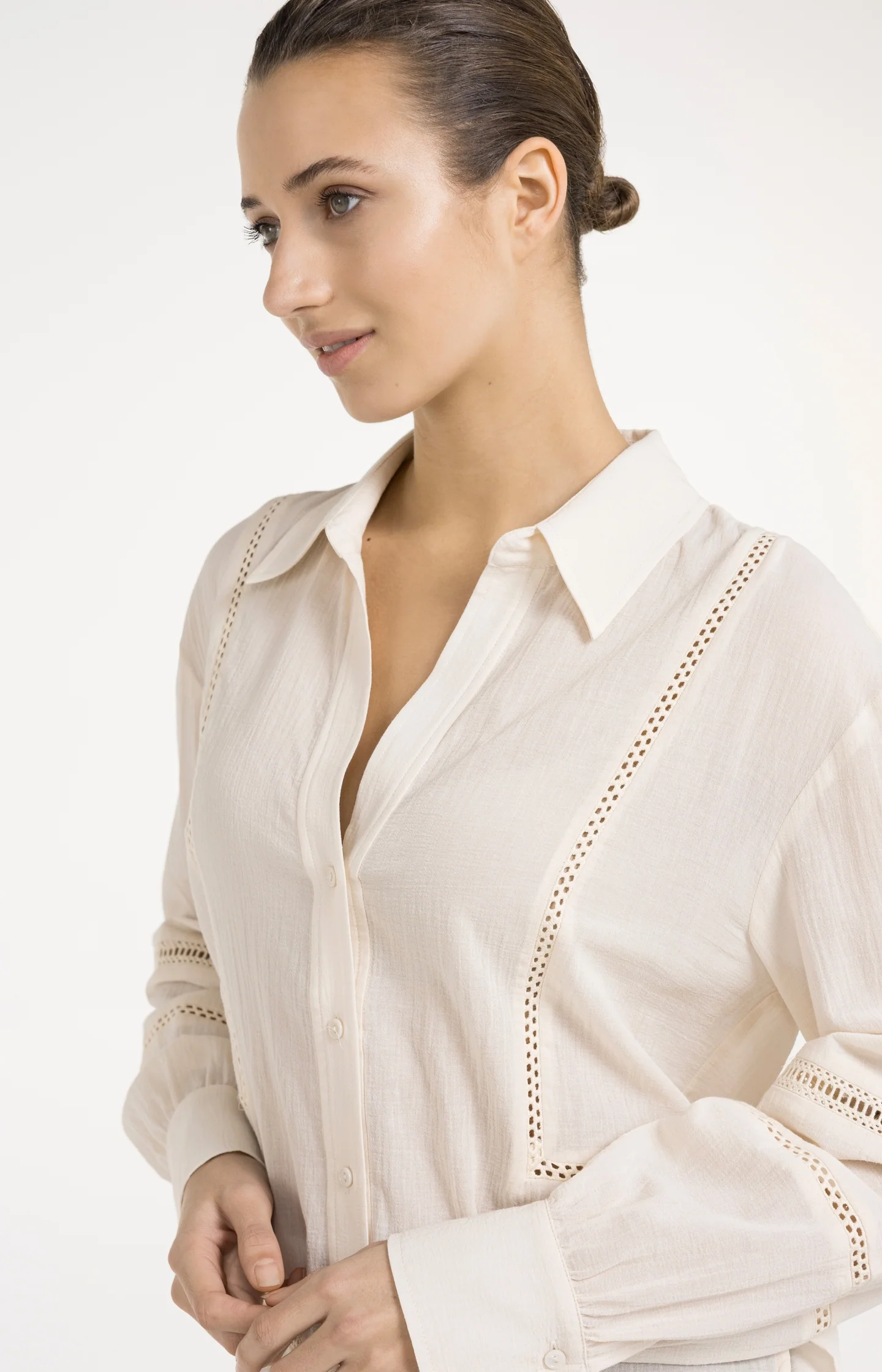 Blouse with long sleeves and lace details - Image 6