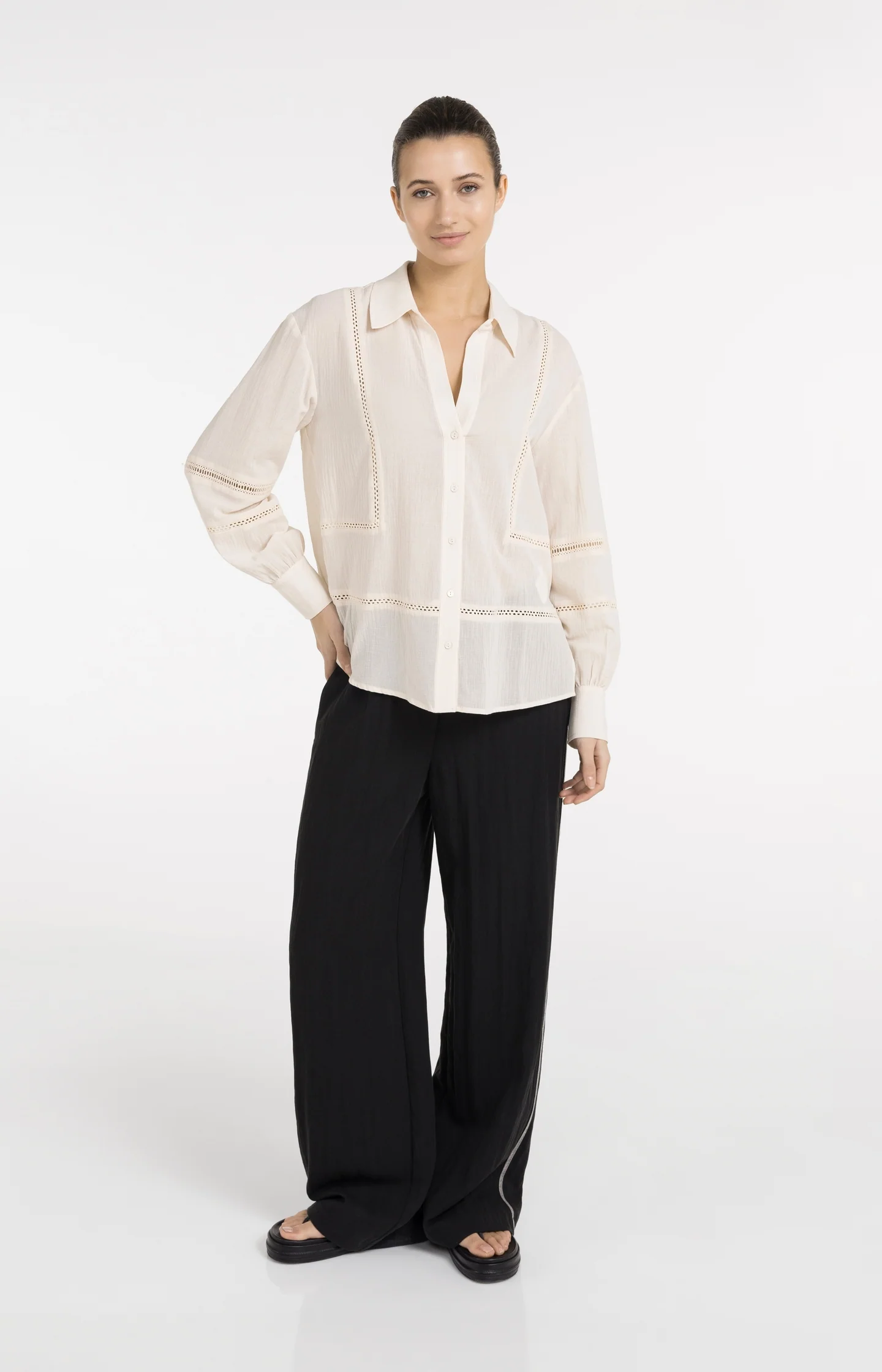 Blouse with long sleeves and lace details - Image 7