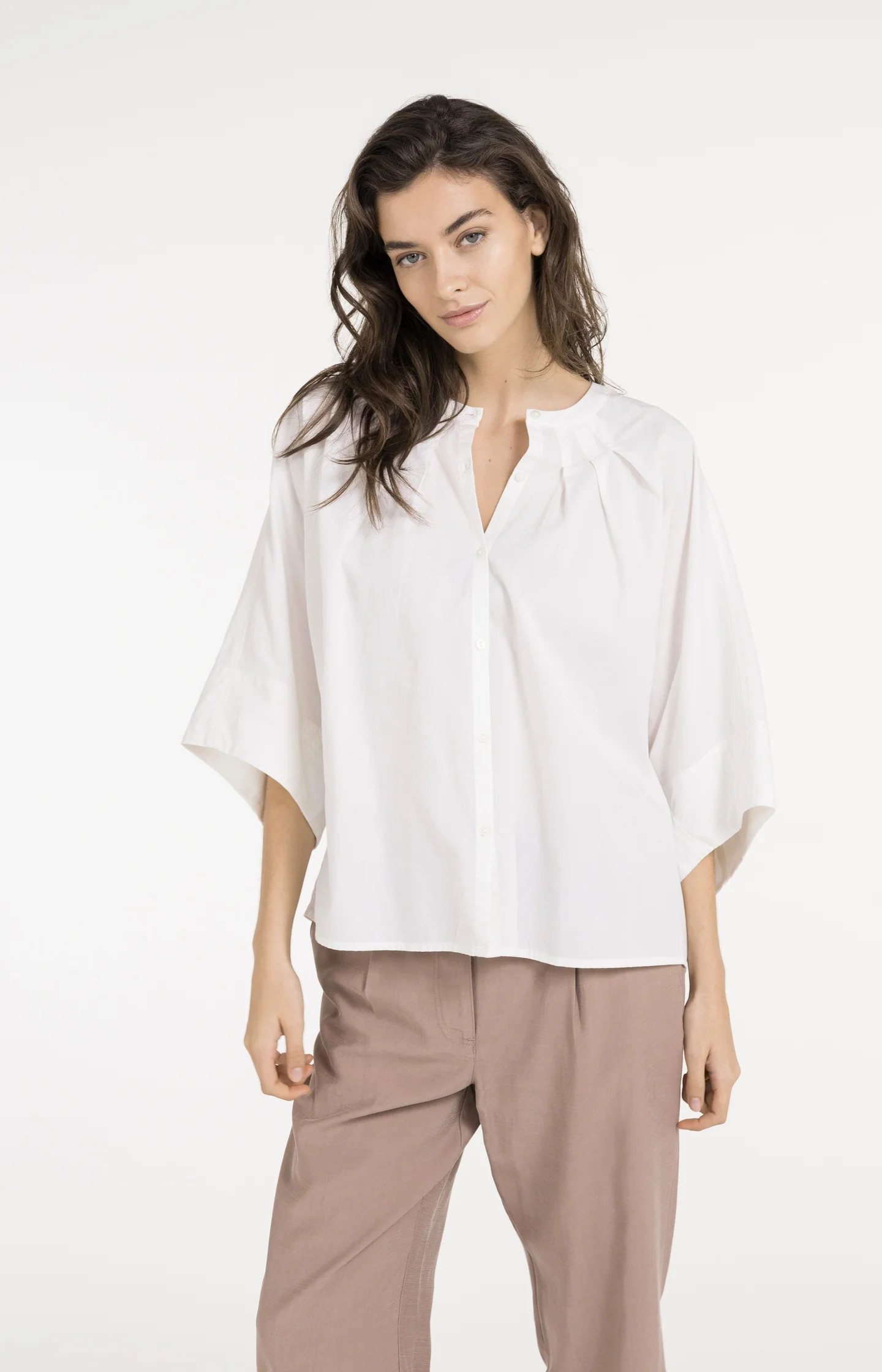 Blouse with short batwing sleeves and pleat details - Image 3