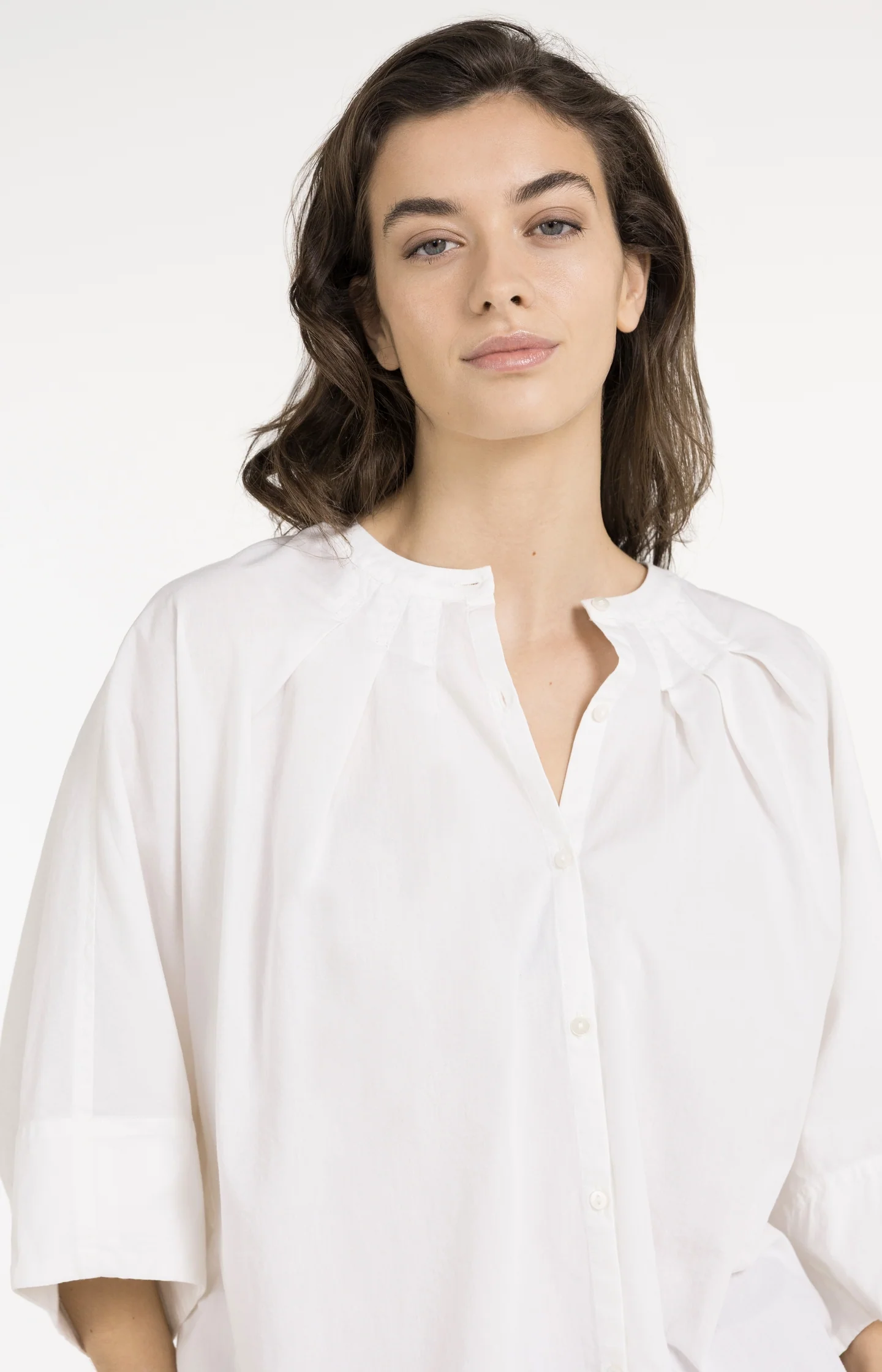 Blouse with short batwing sleeves and pleat details - Image 5