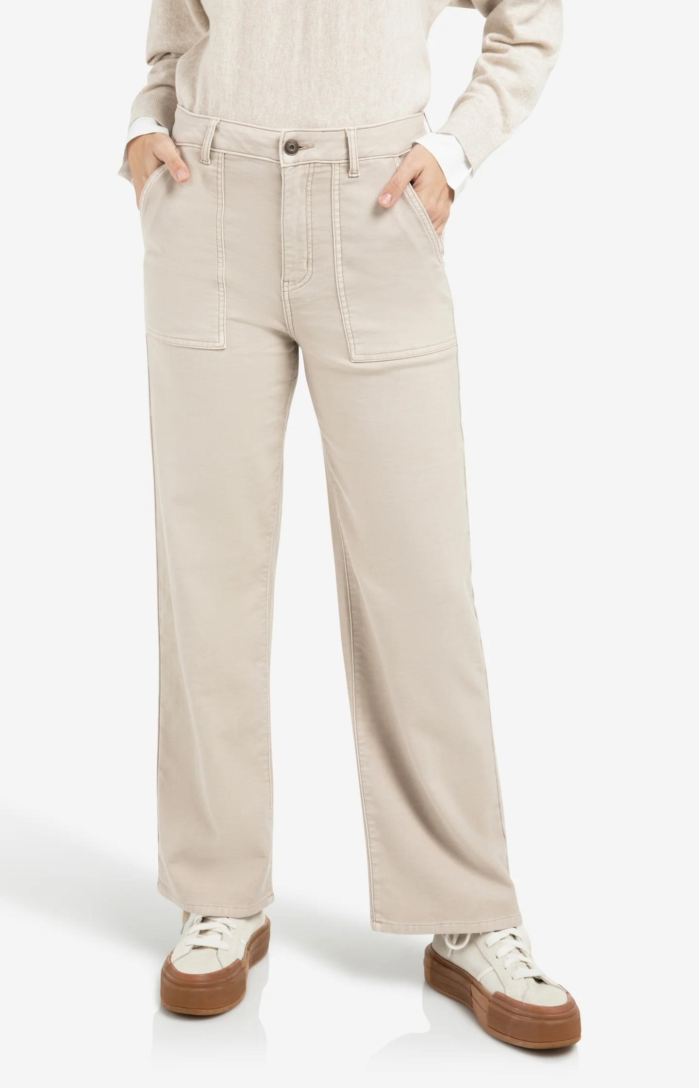 Cargo trousers with straight legs and patch pockets (L32)