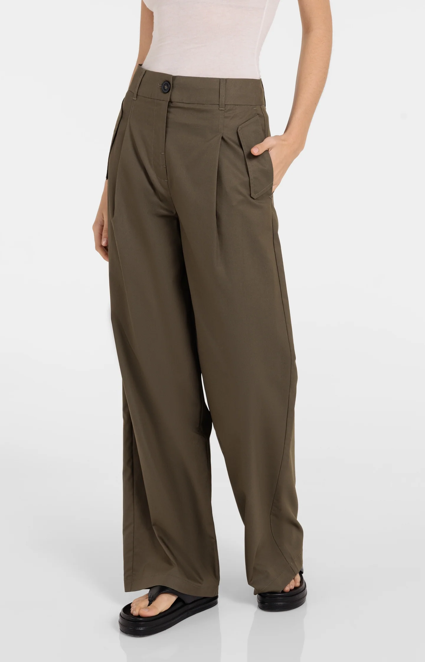 Cargo trousers with wide legs and pleat details - L32 - Image 3
