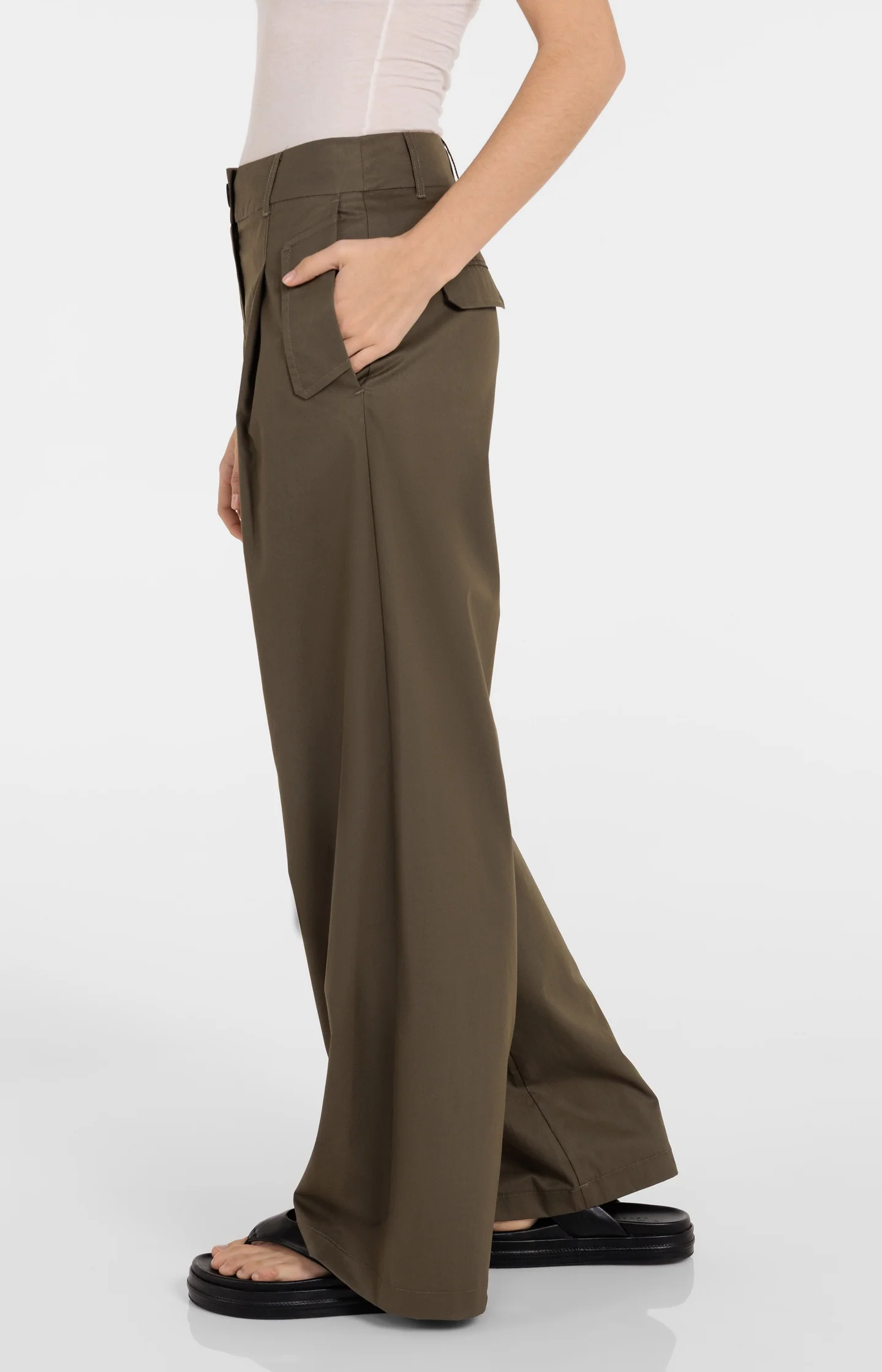 Cargo trousers with wide legs and pleat details - L32 - Image 4