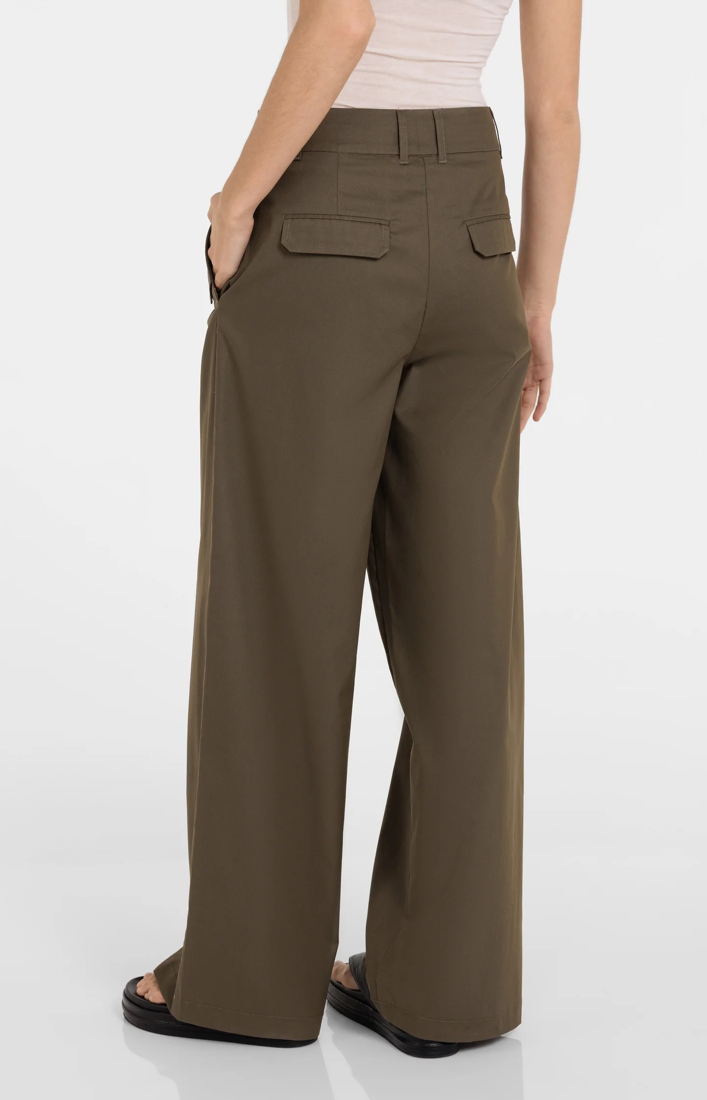 Cargo trousers with wide legs and pleat details - L32 - Image 5