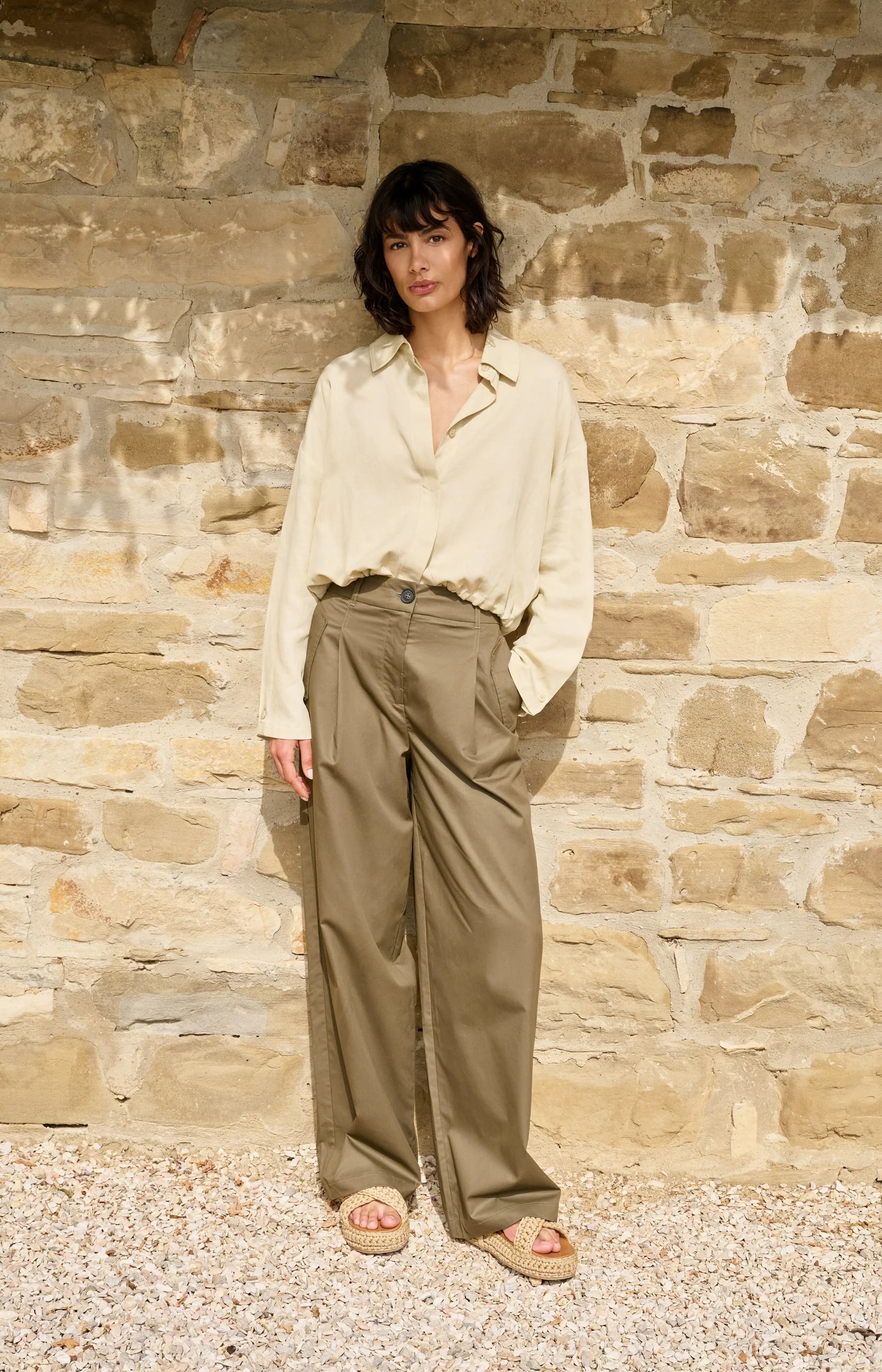 Cargo trousers with wide legs and pleat details - L32 - Image 8