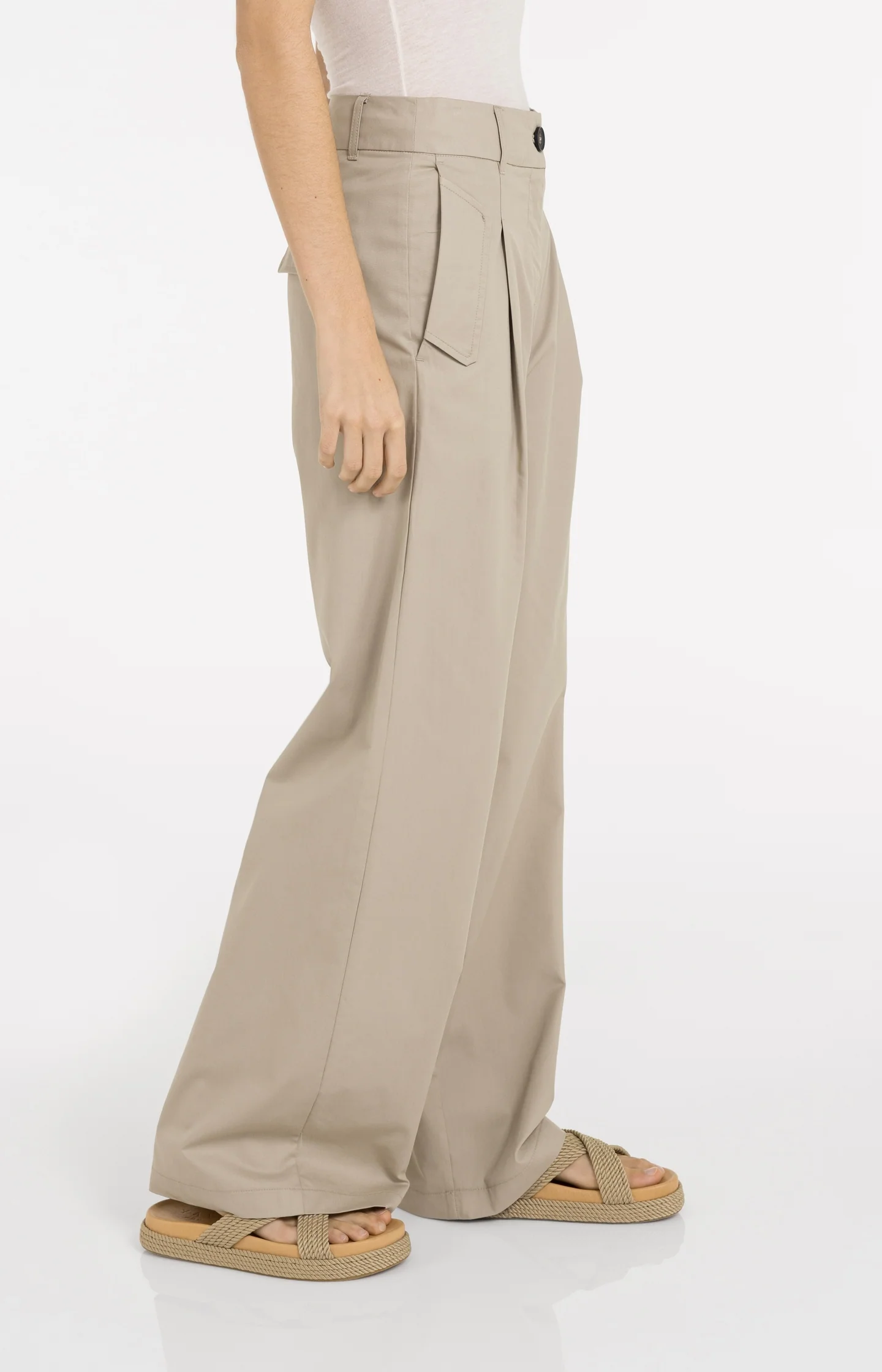 Cargo trousers with wide legs and pleat details - L32 - Image 4