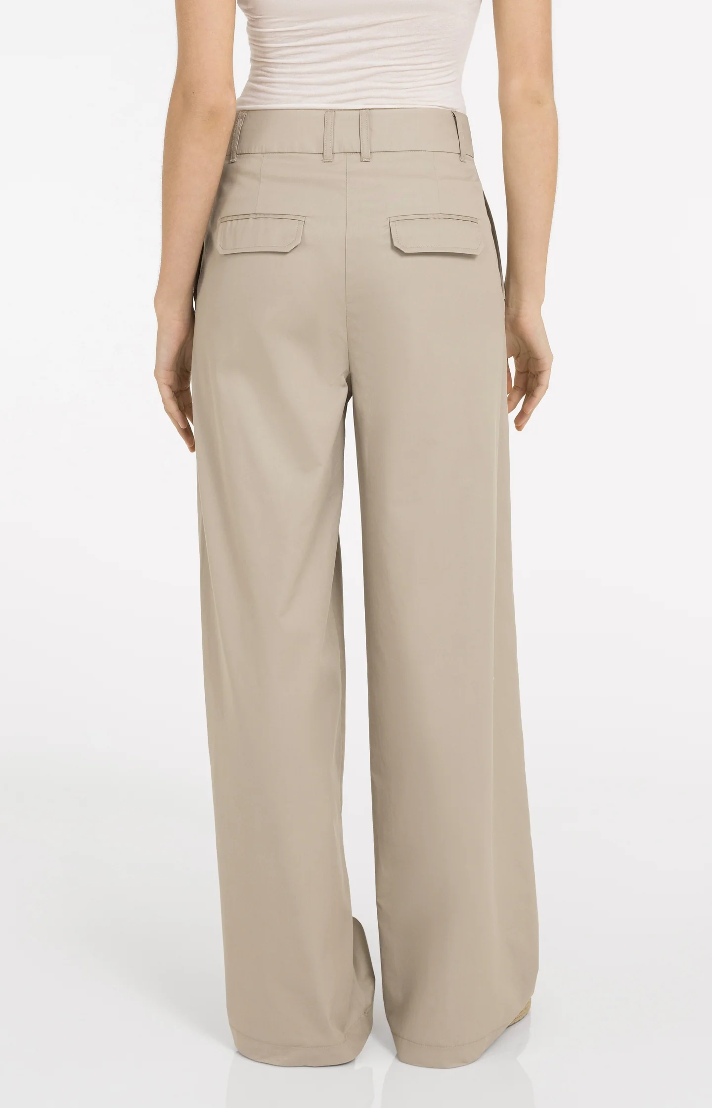 Cargo trousers with wide legs and pleat details - L32 - Image 5