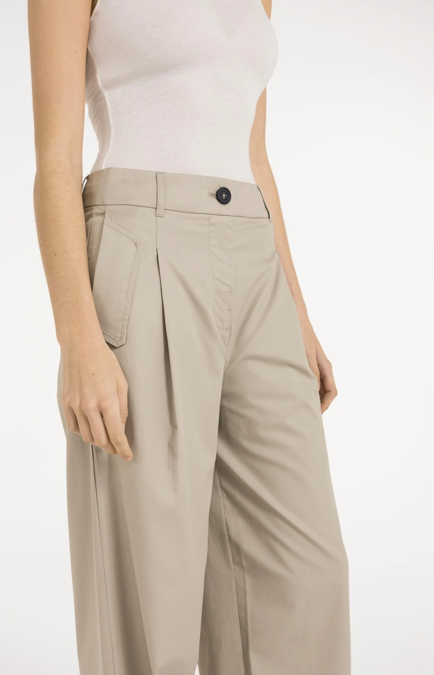 Cargo trousers with wide legs and pleat details - L32 - Image 6