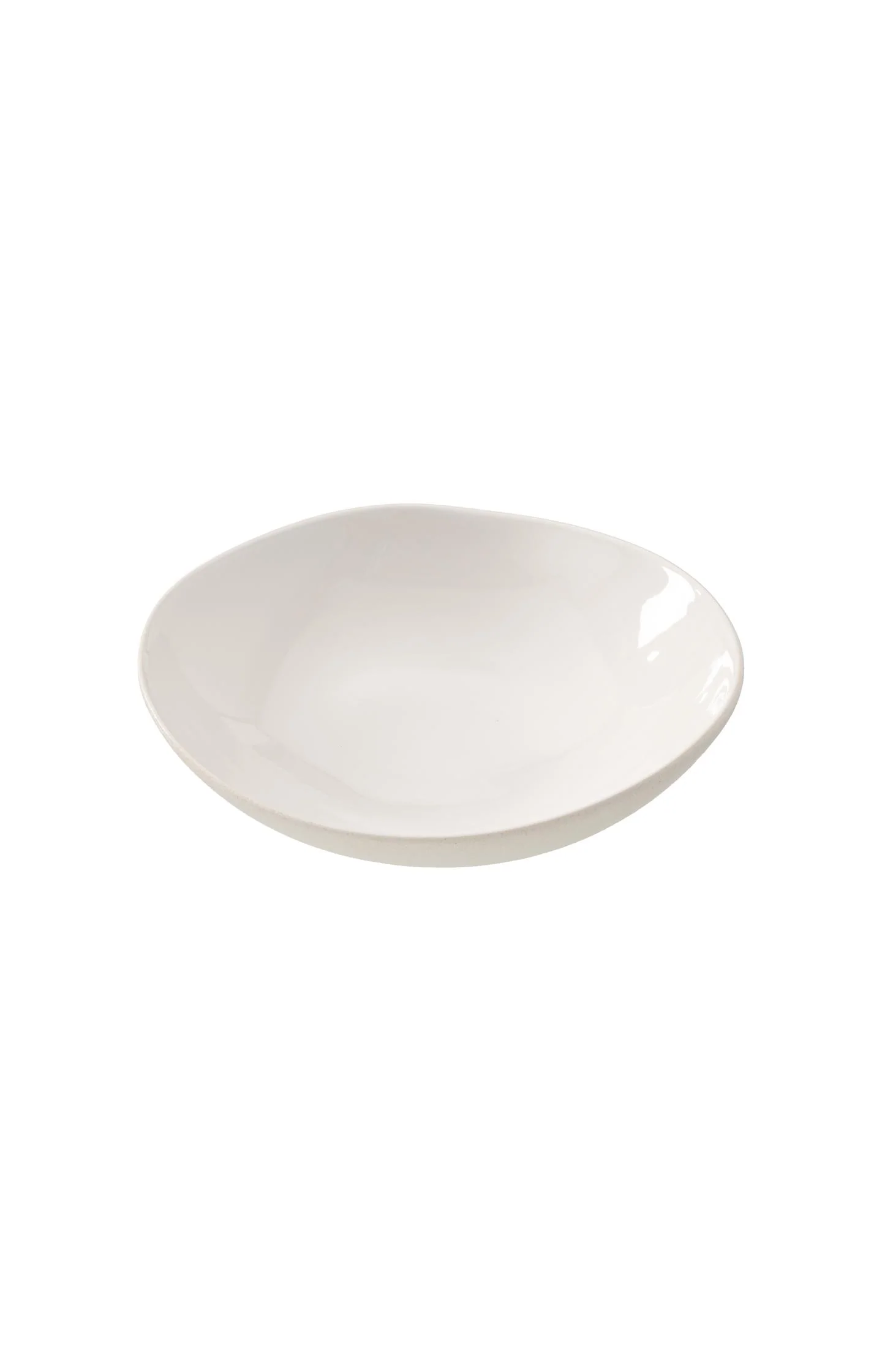 Ceramic pasta bowl with wavy rim