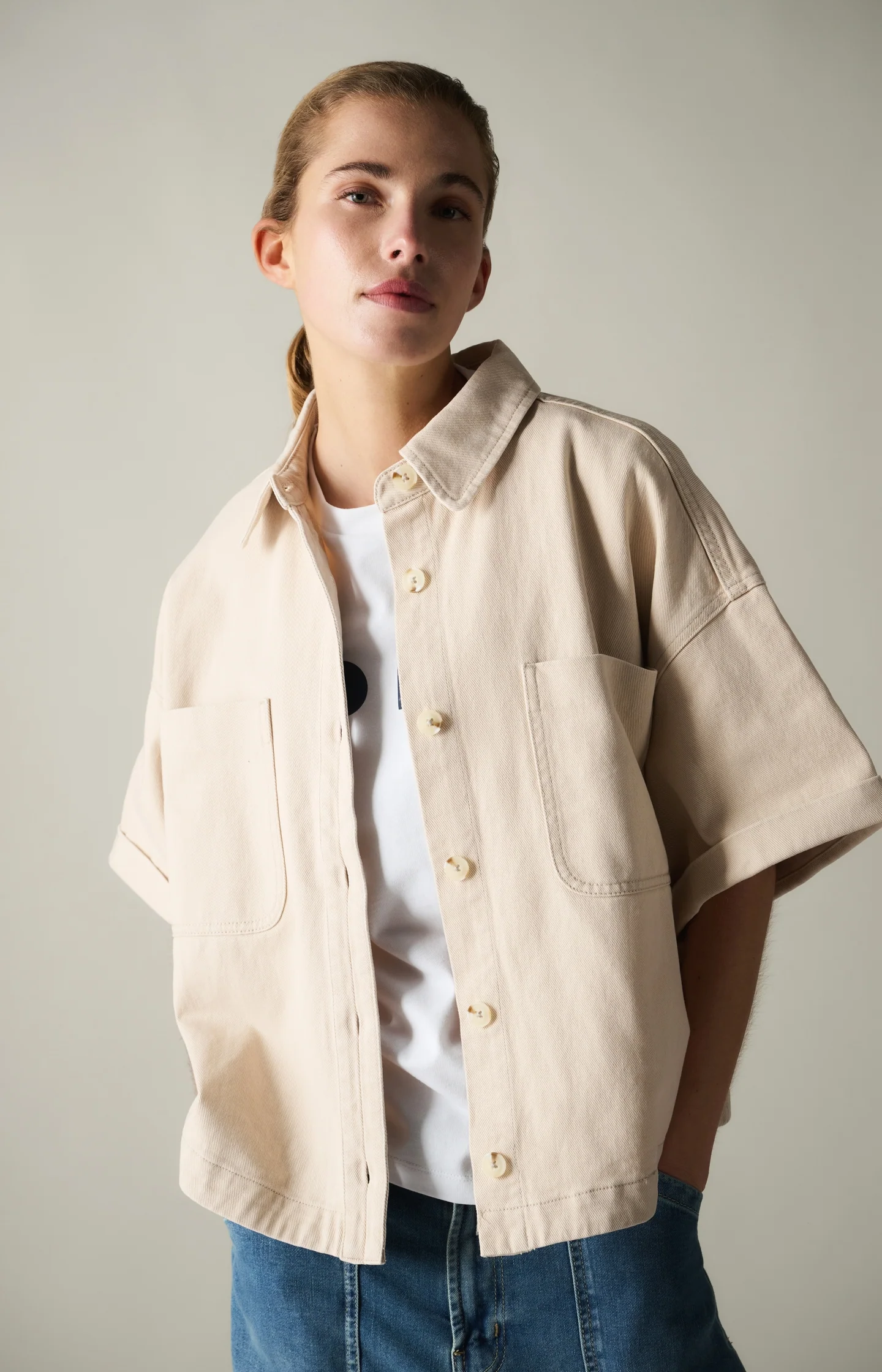 Denim jacket with short sleeves and patch pockets - Image 3
