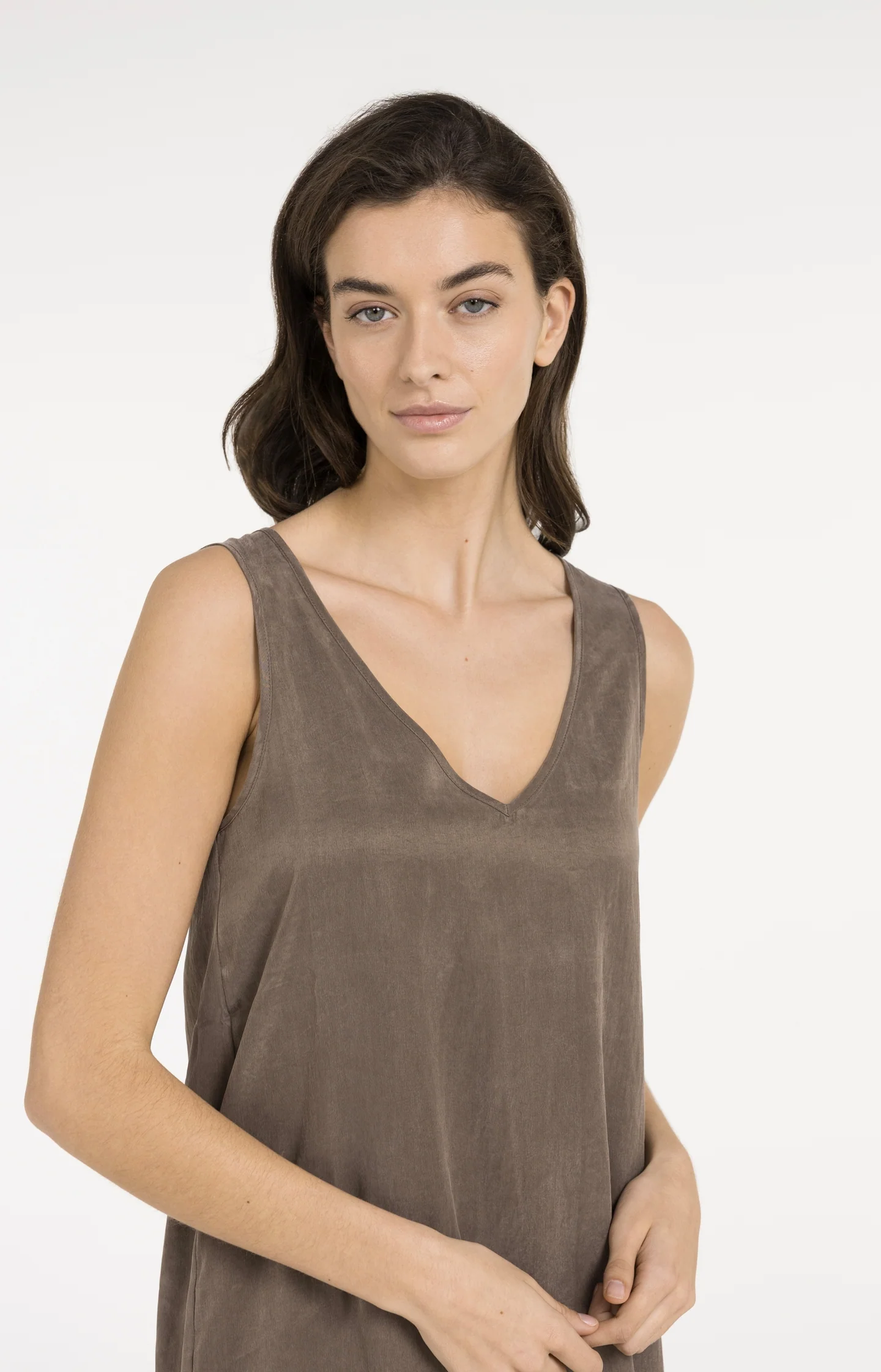 Dress with crinkle texture and V-neck - Image 6