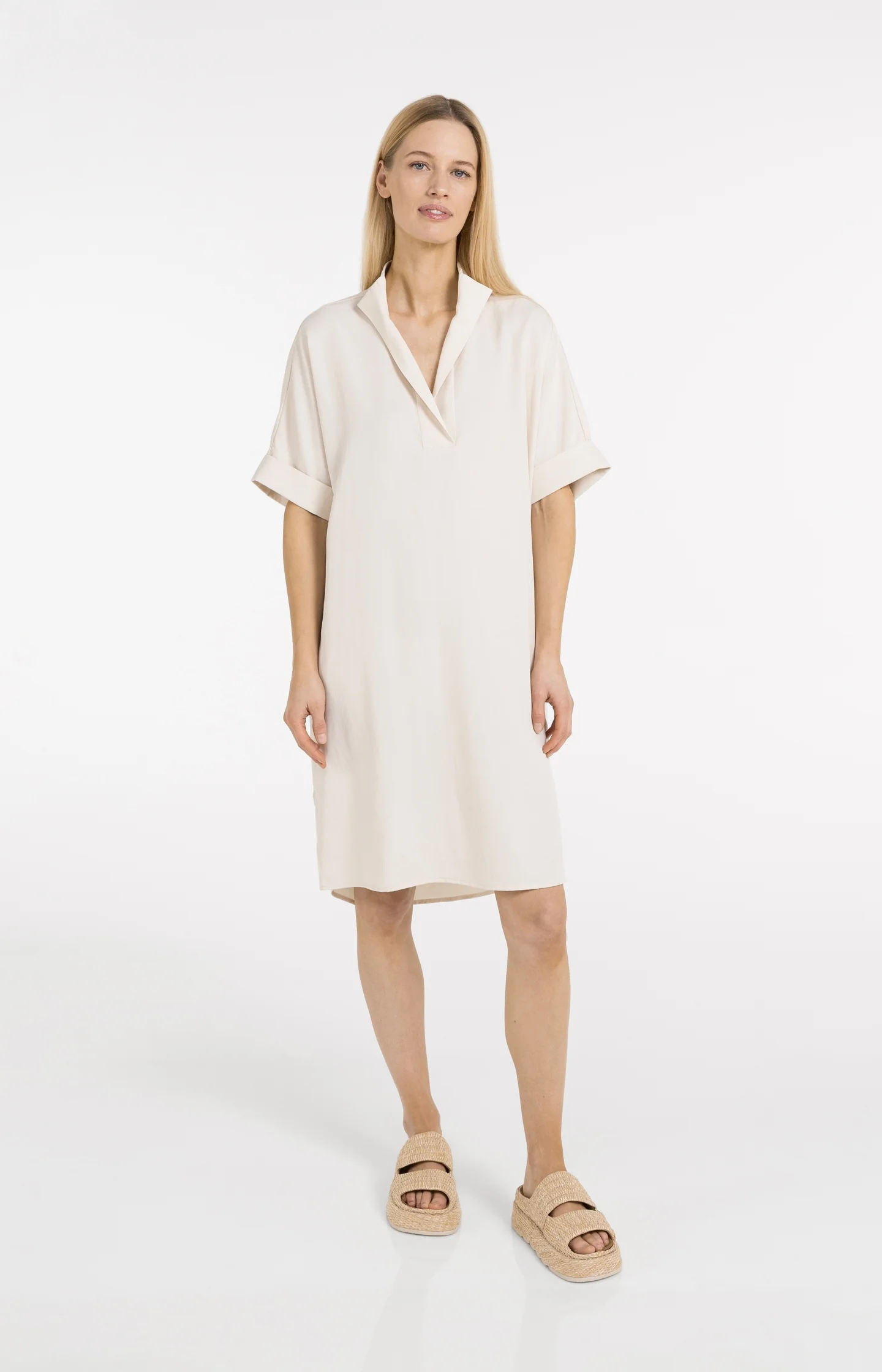 Dress with short sleeves and polo collar - Image 3