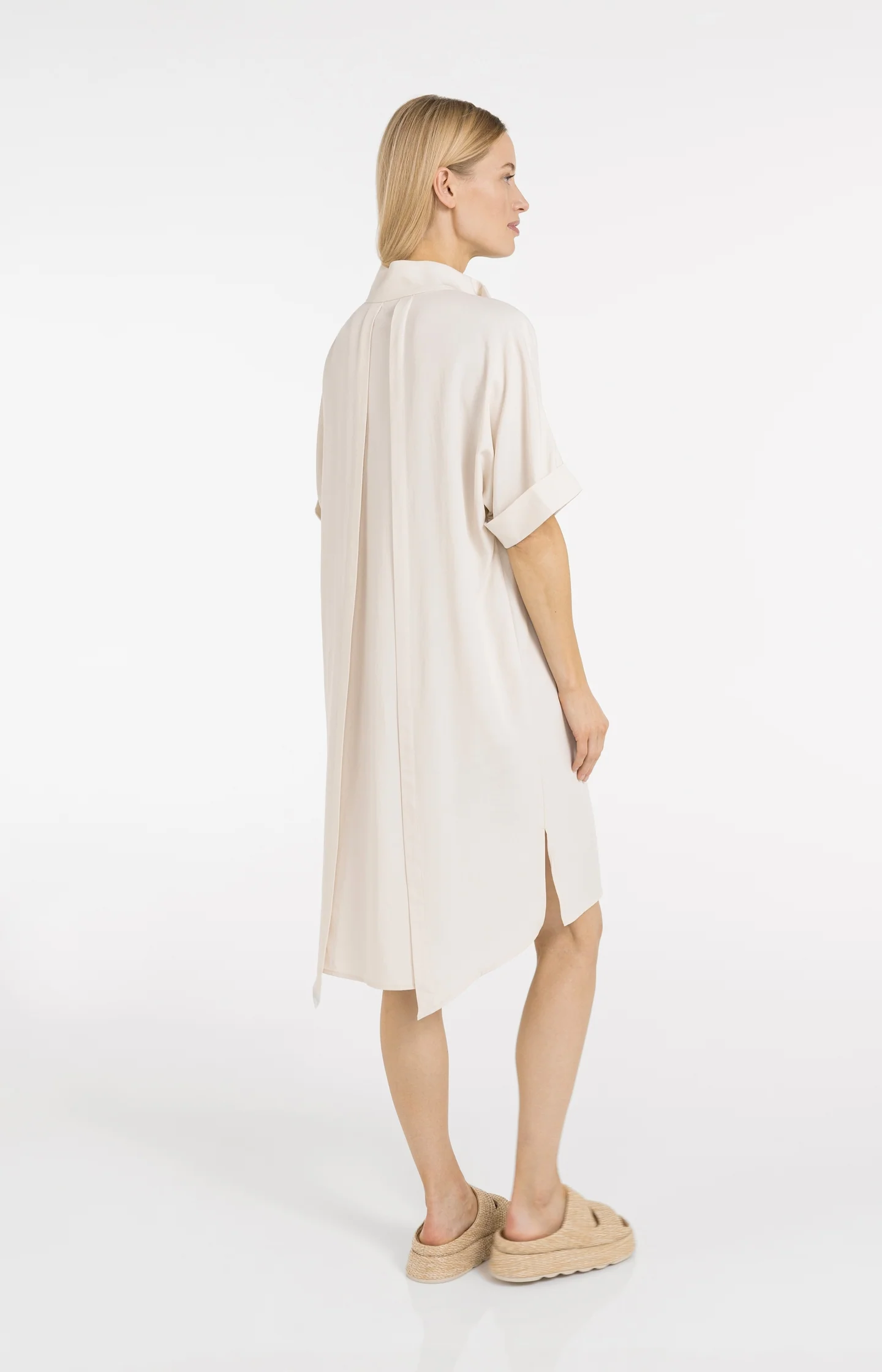 Dress with short sleeves and polo collar - Image 4