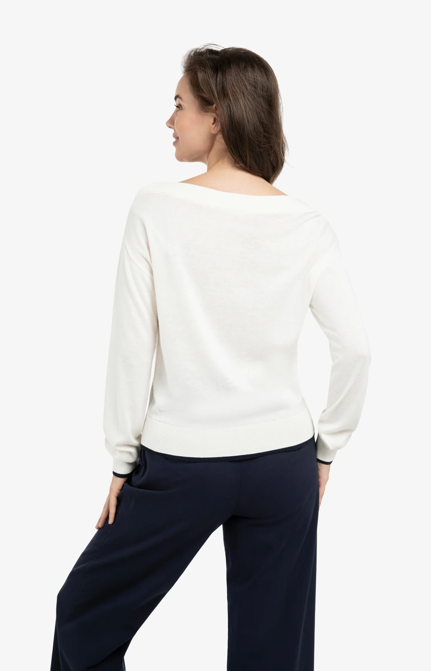 Fine knit sweater with boat neckline and long sleeves - Image 3