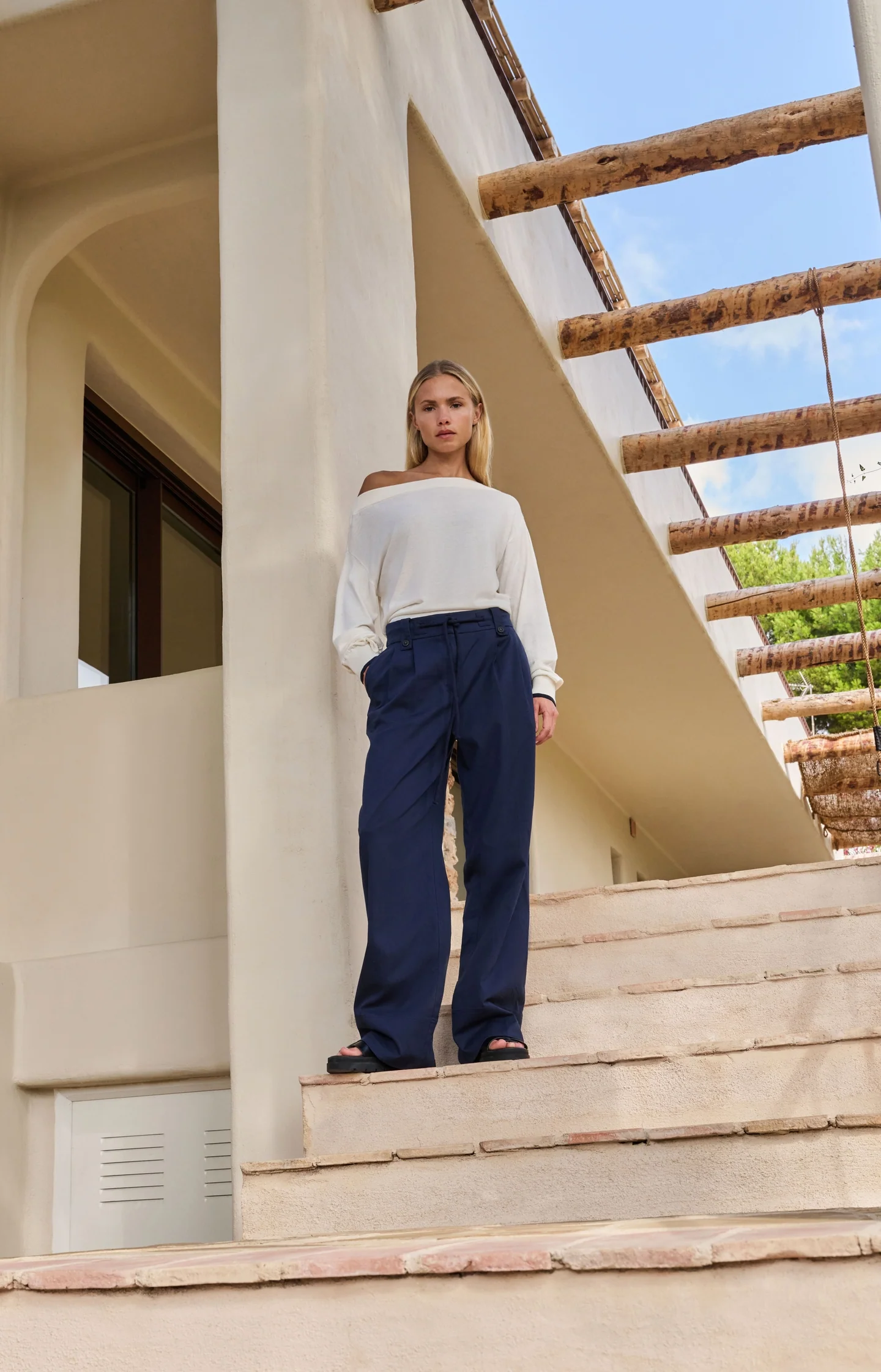 Fine knit sweater with boat neckline and long sleeves - Image 5