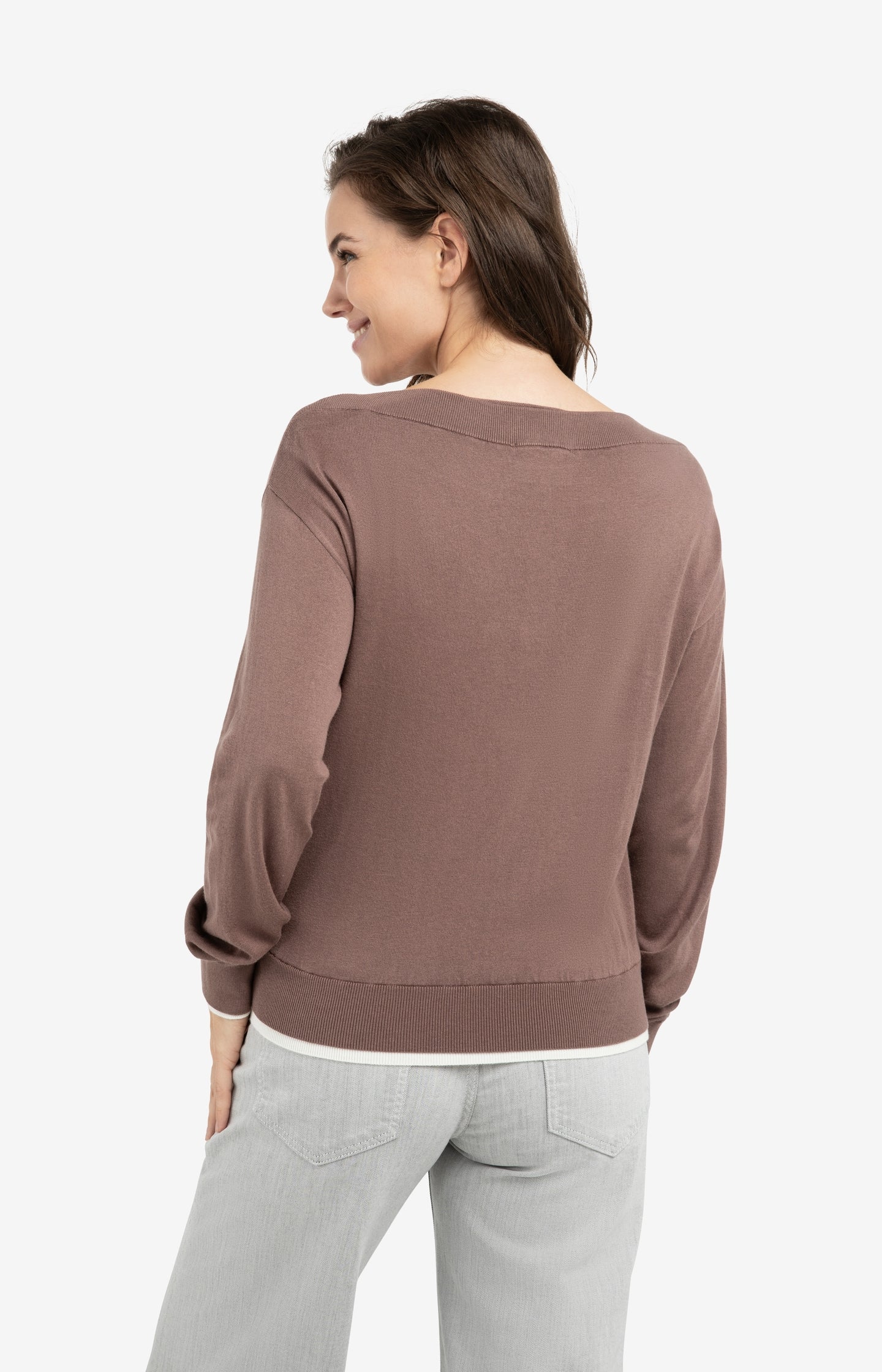 Fine knit sweater with boat neckline and long sleeves - Image 4
