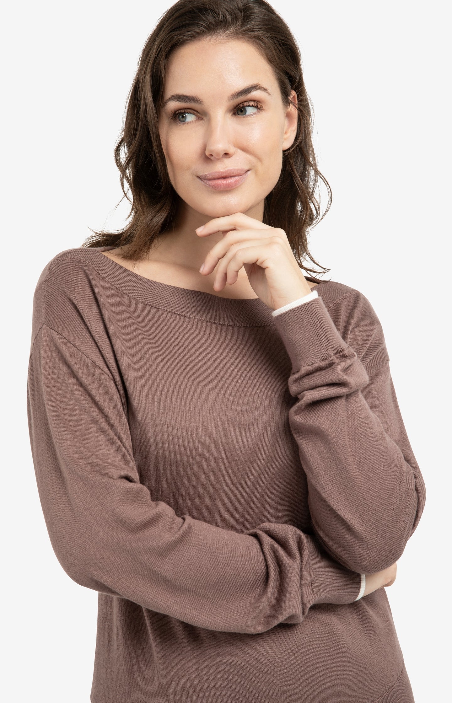 Fine knit sweater with boat neckline and long sleeves - Image 5