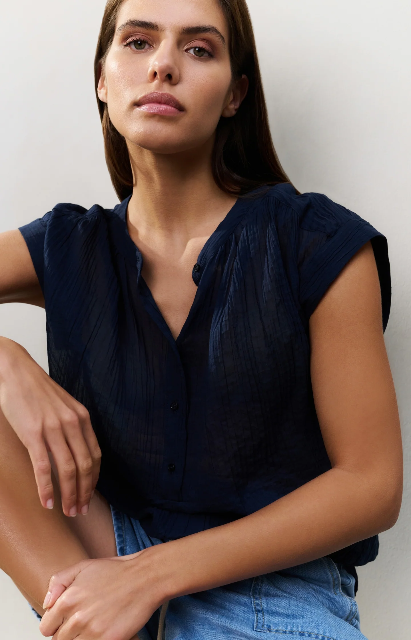 Flowy blouse with polo collar and cap sleeves - Image 3