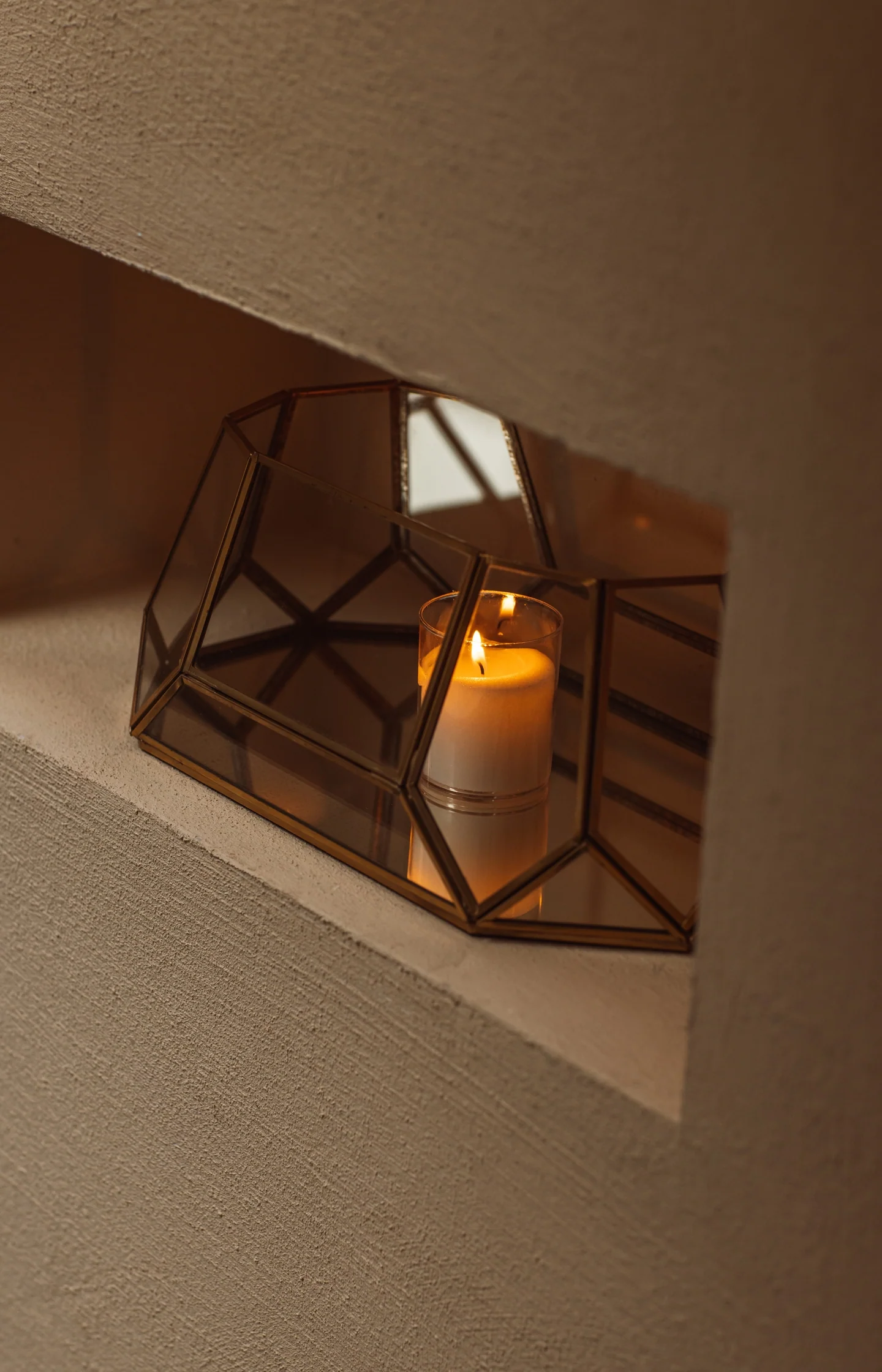 Glass candle holder with mirrored base