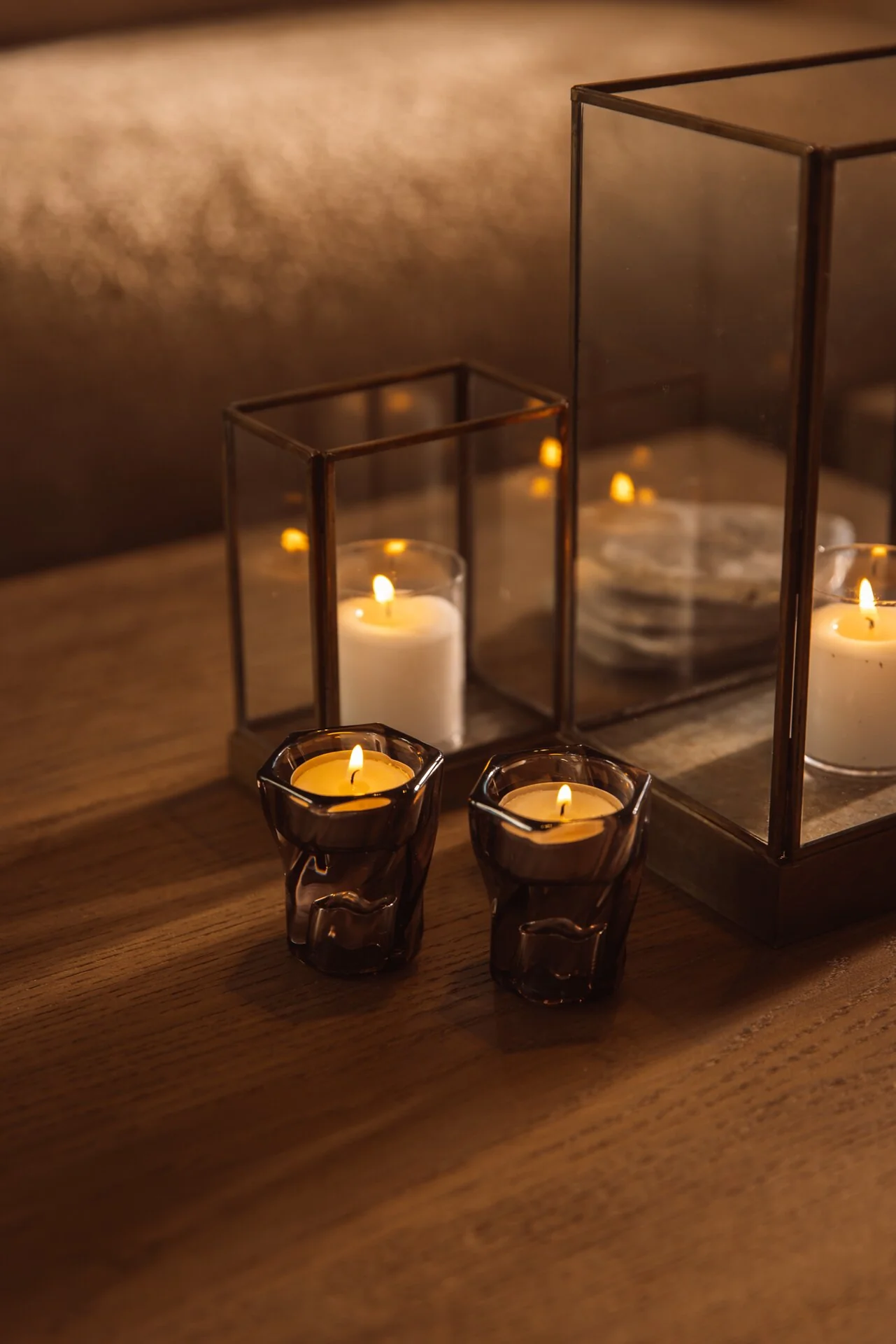 Glass candle holder with swirl design