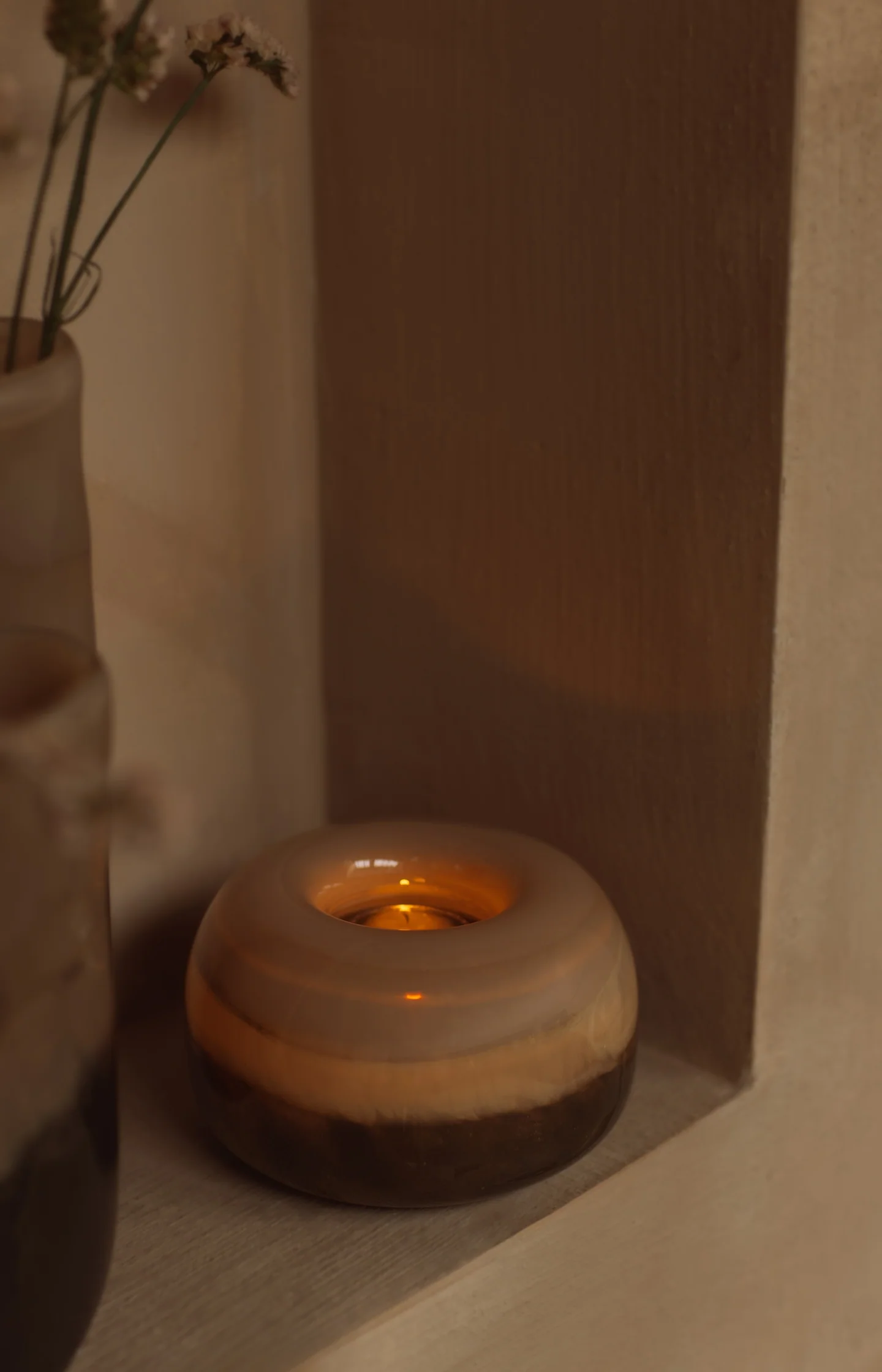 Glass tealight holder with color pattern