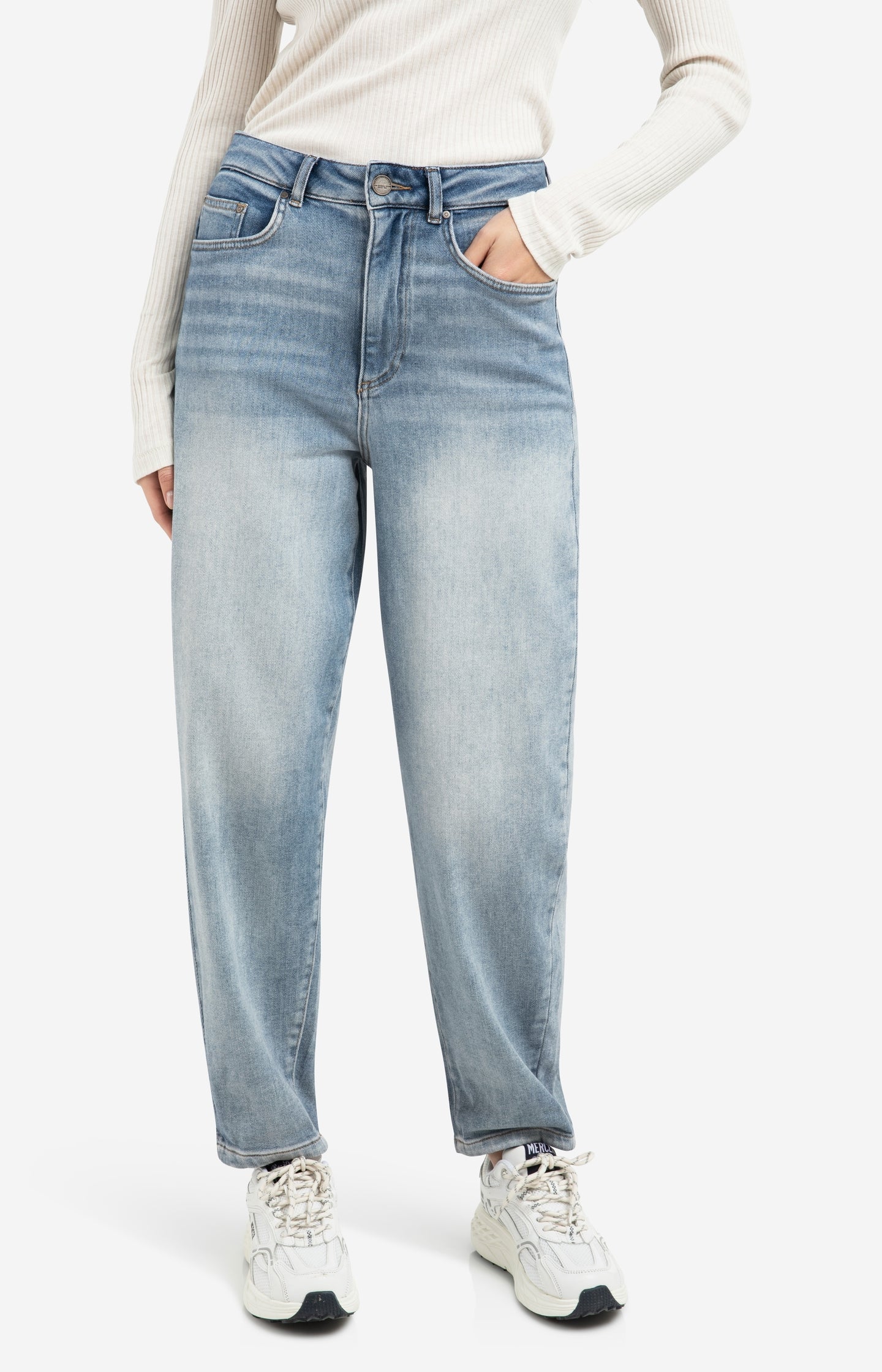 High-waist jeans with loose fit and roll-up legs