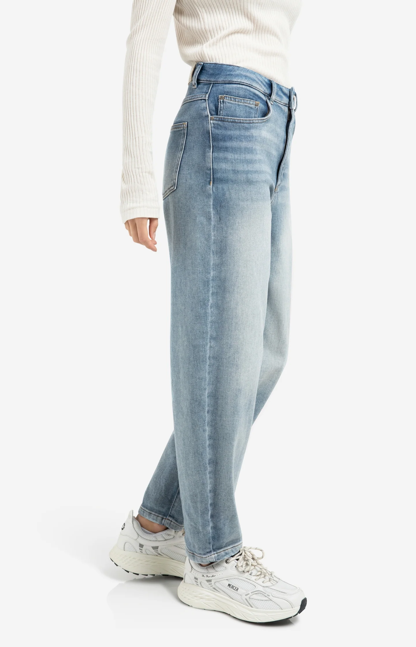 High-waist jeans with loose fit and roll-up legs - Image 3