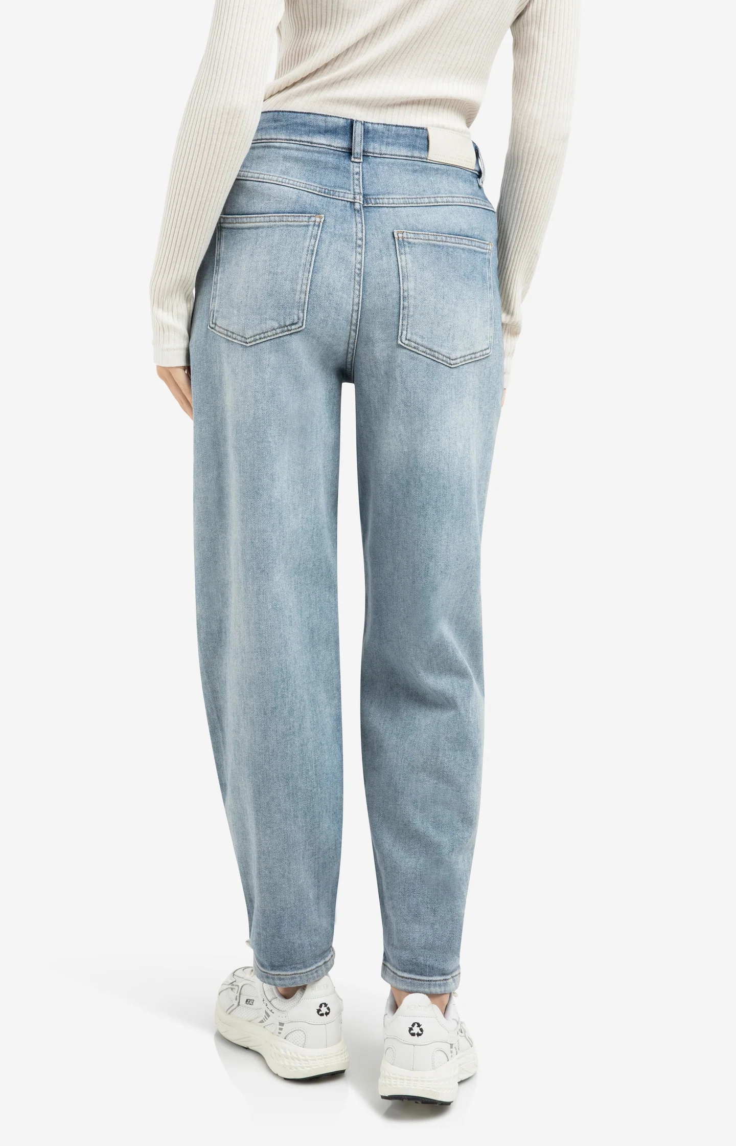 High-waist jeans with loose fit and roll-up legs - Image 4