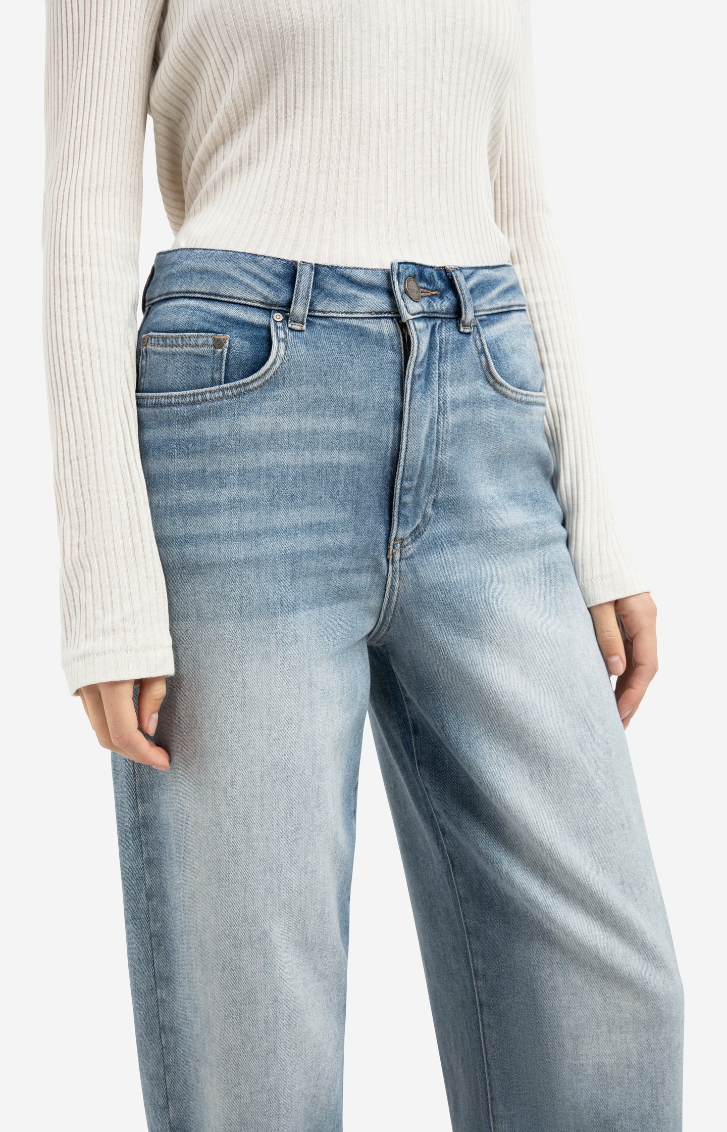 High-waist jeans with loose fit and roll-up legs - Image 5