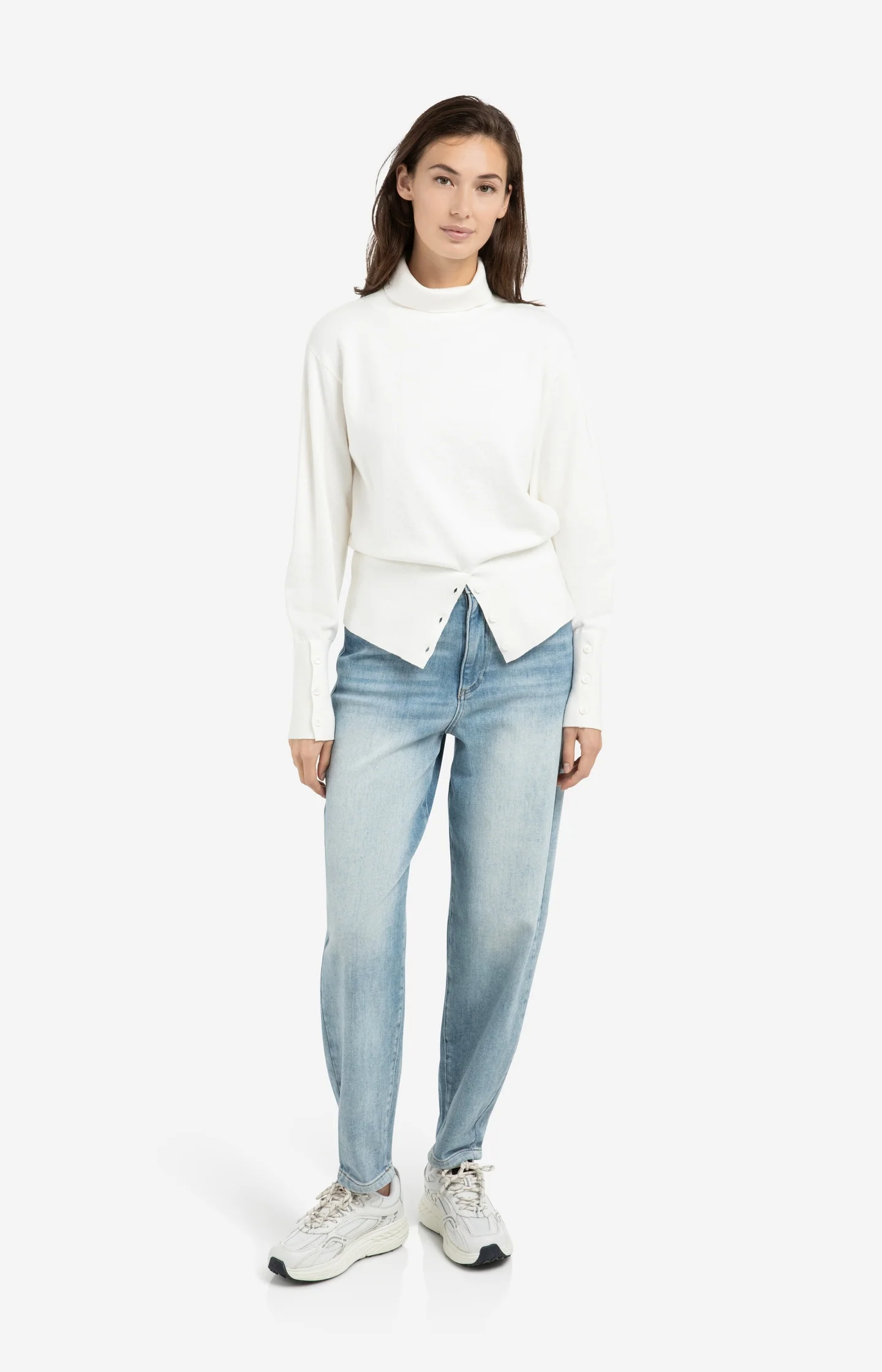 High-waist jeans with loose fit and roll-up legs - Image 8