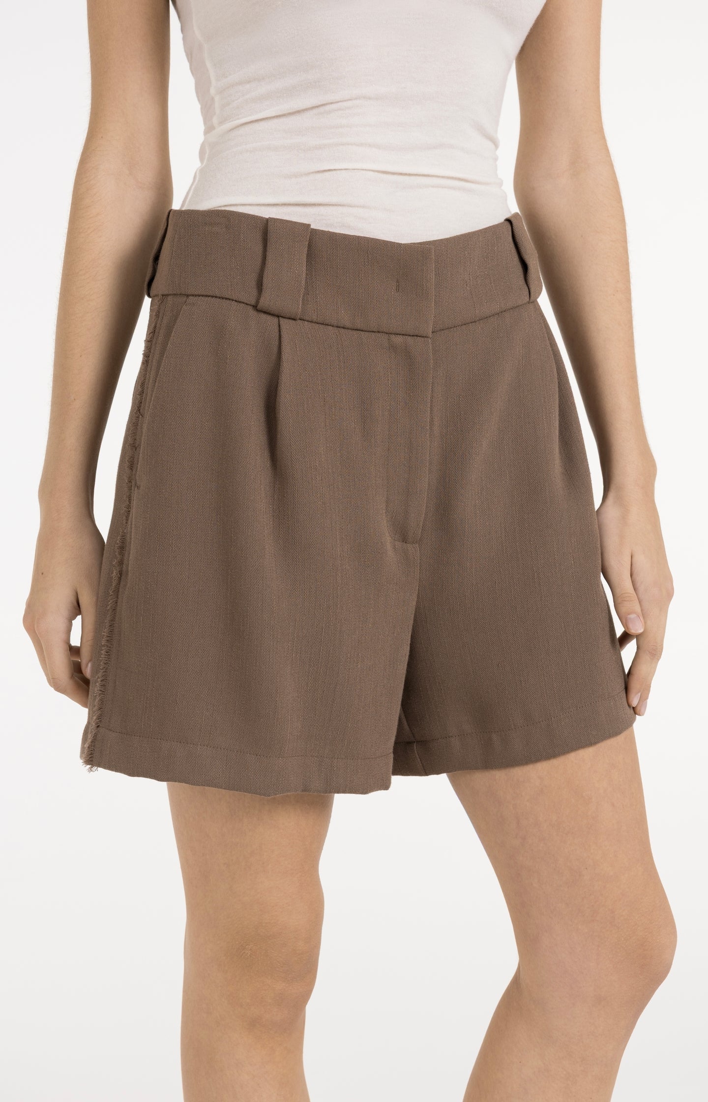 High-waisted shorts in a linen blend - Image 5