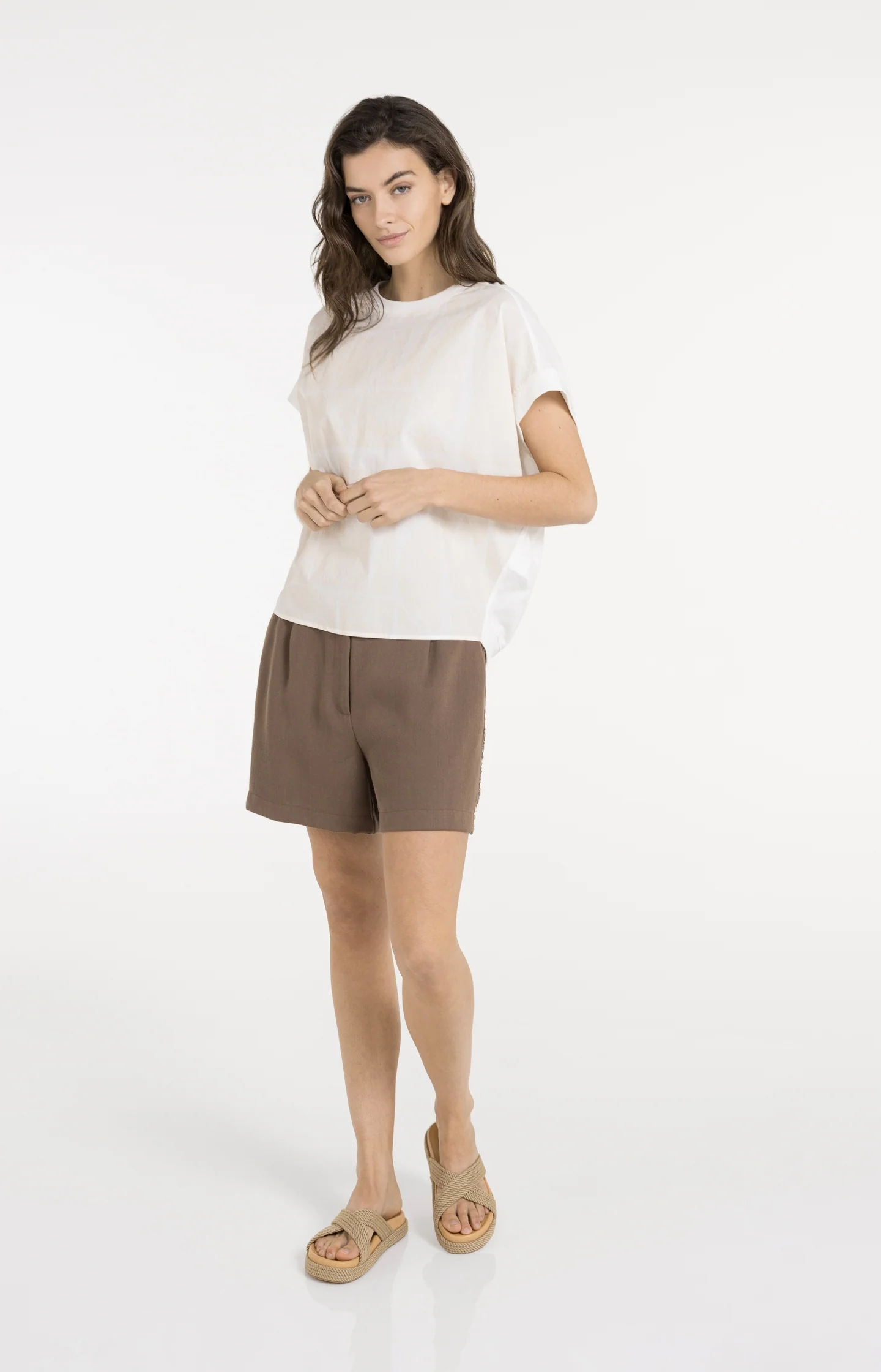 High-waisted shorts in a linen blend - Image 6