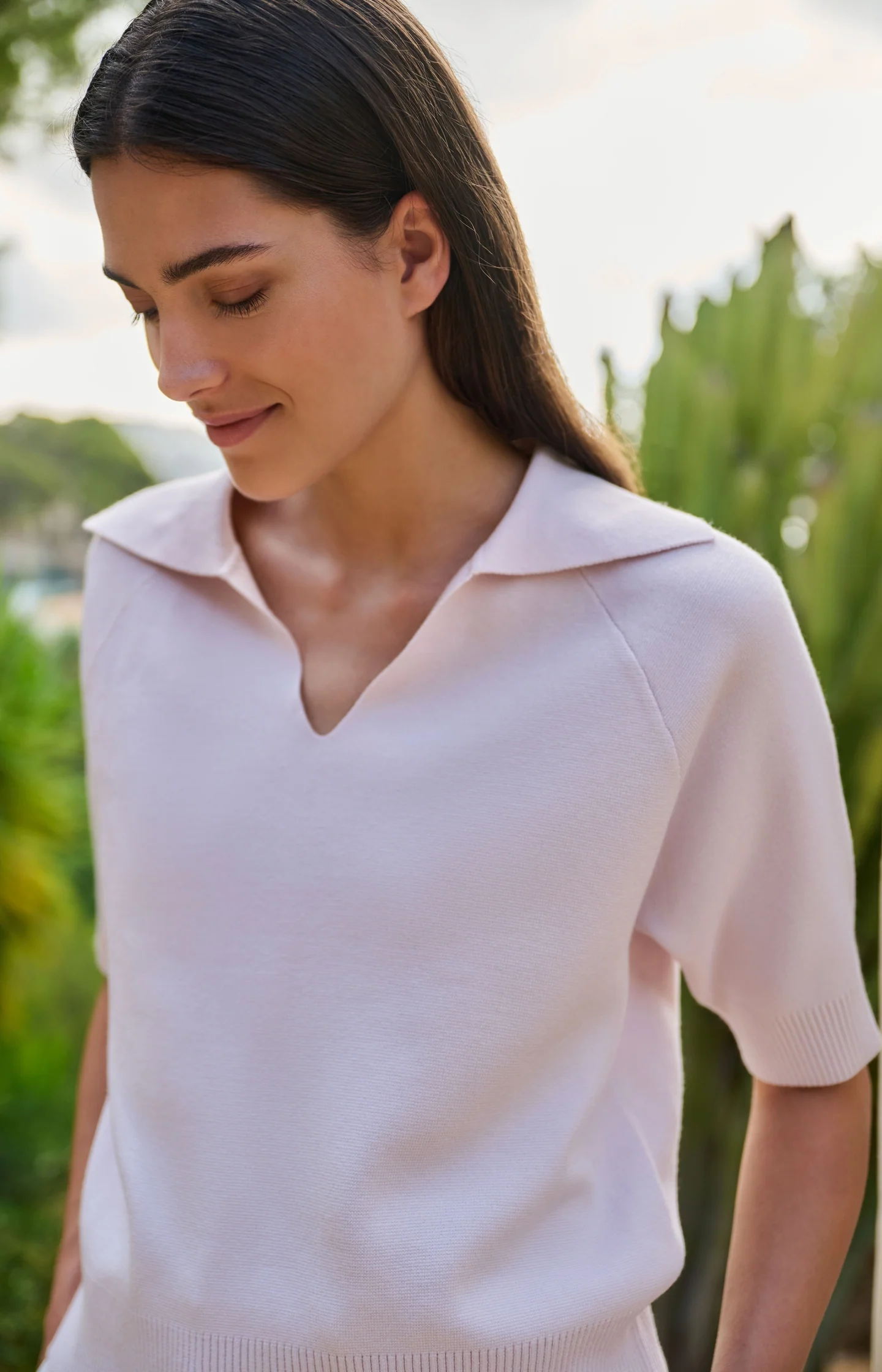 Knitted sweater with collar and short sleeves