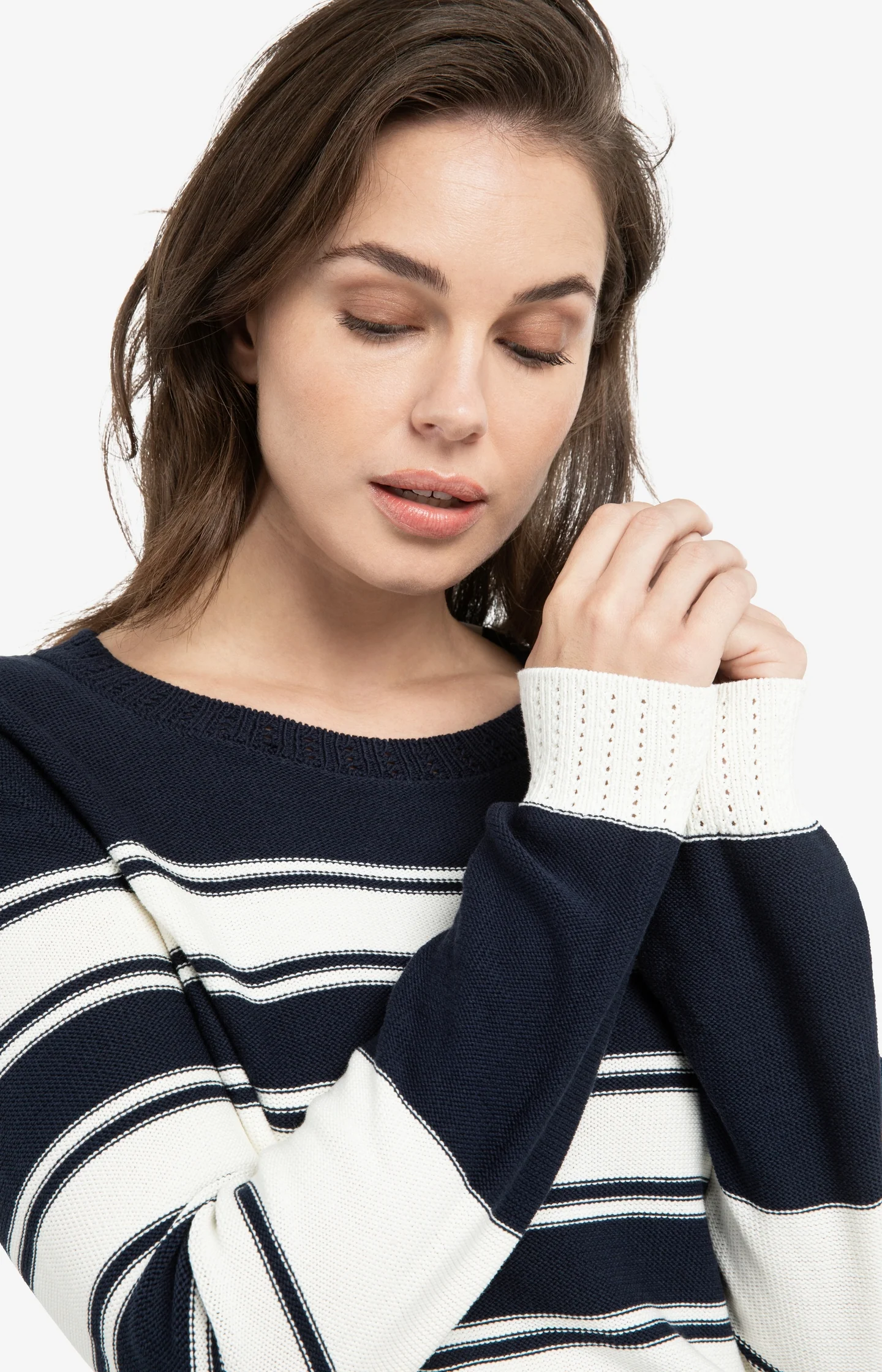 Knitted sweater with stripes and long sleeves - Image 5