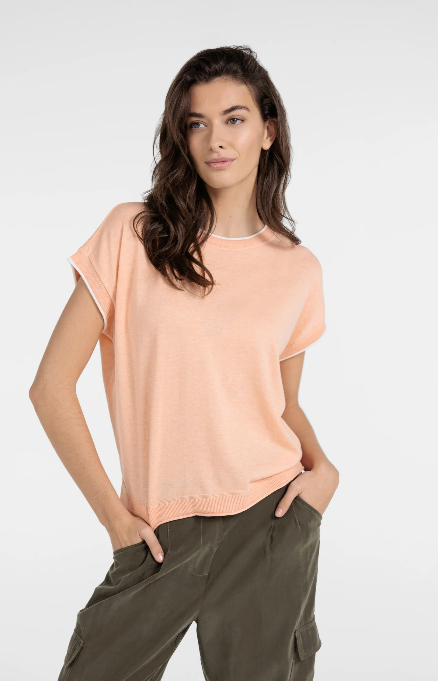 Knitted top with short sleeves and contrasting trims - Image 4