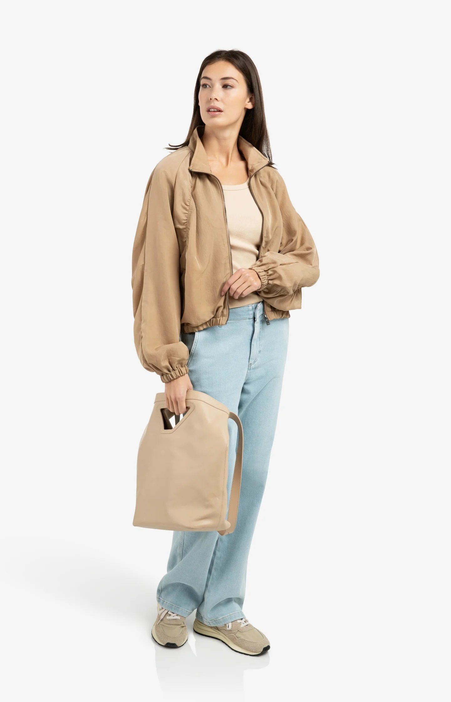 Leather shoulder bag with triangle handle - Image 6