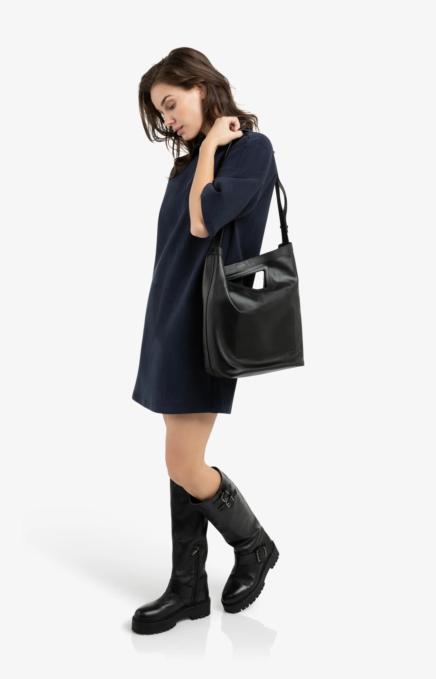 Leather shoulder bag with triangle handle - Image 6