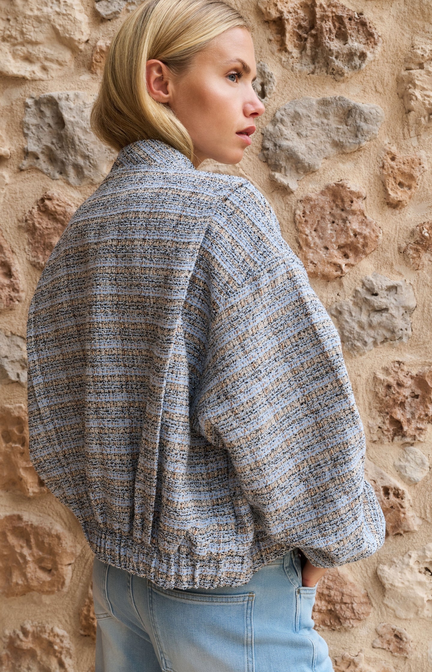 Short bouclé jacket with elasticated cuffs and hem - Image 3