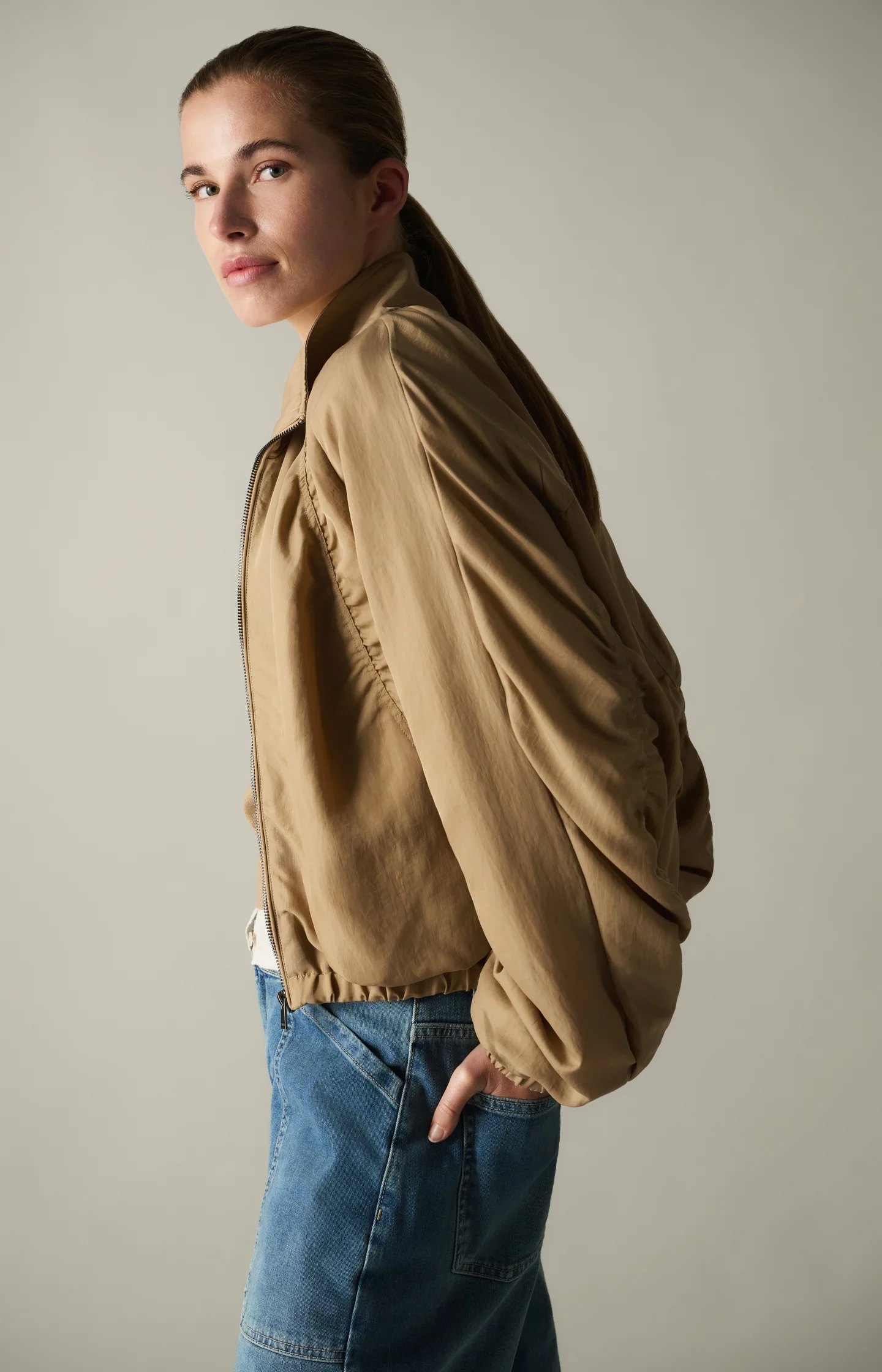 Short oversized jacket with pleated details - Image 3