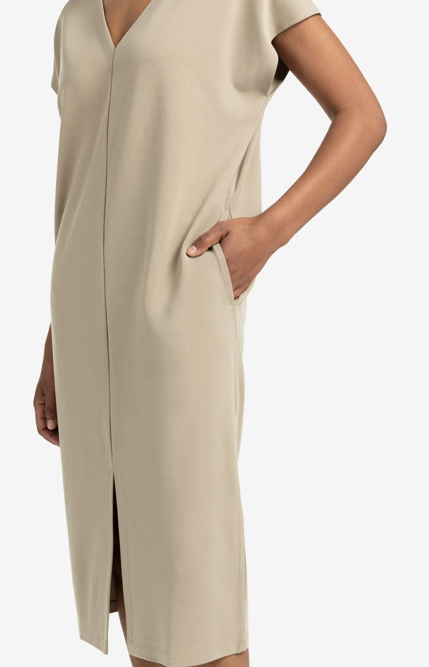 Sleeveless dress with double V-neck and front slit - Image 7