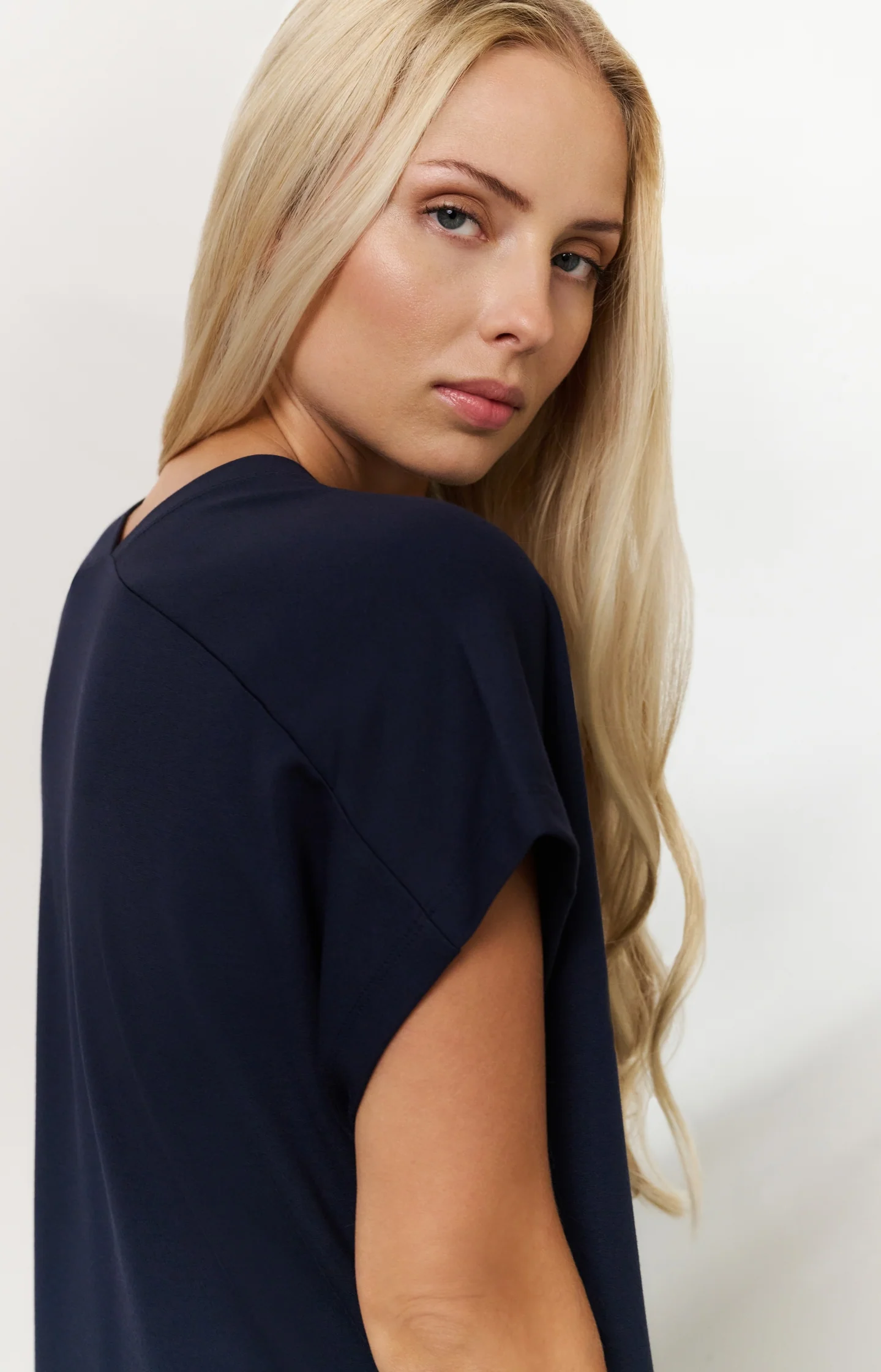 Sleeveless dress with double V-neck and front slit - Image 3