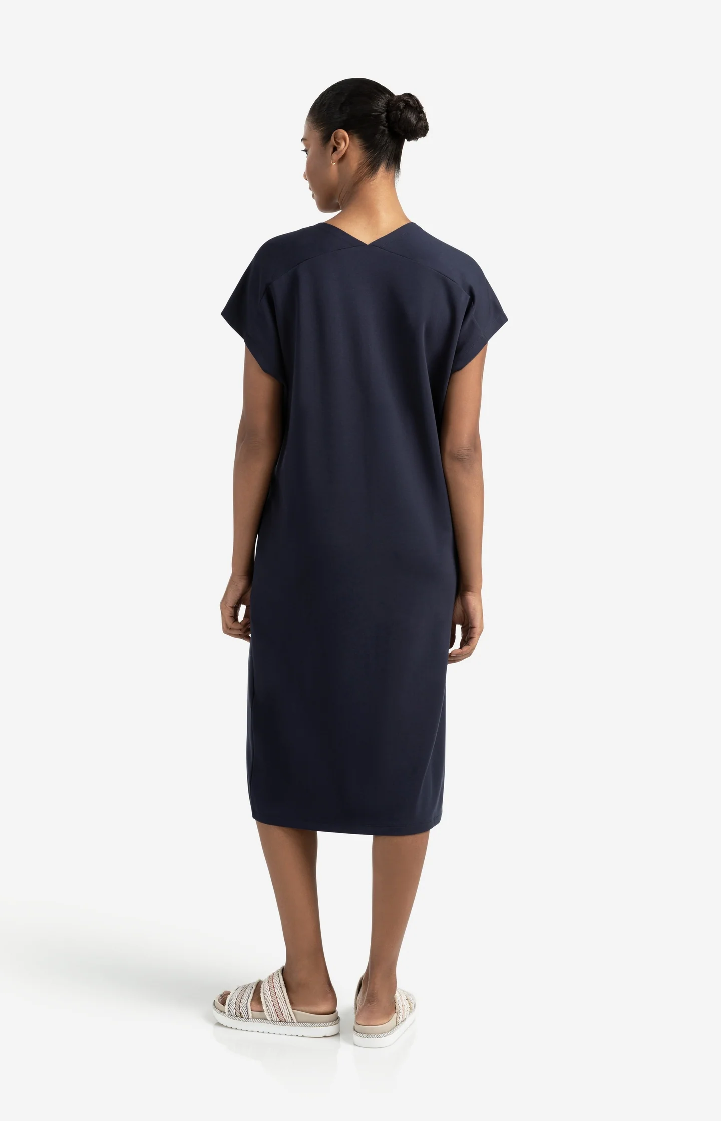 Sleeveless dress with double V-neck and front slit - Image 6