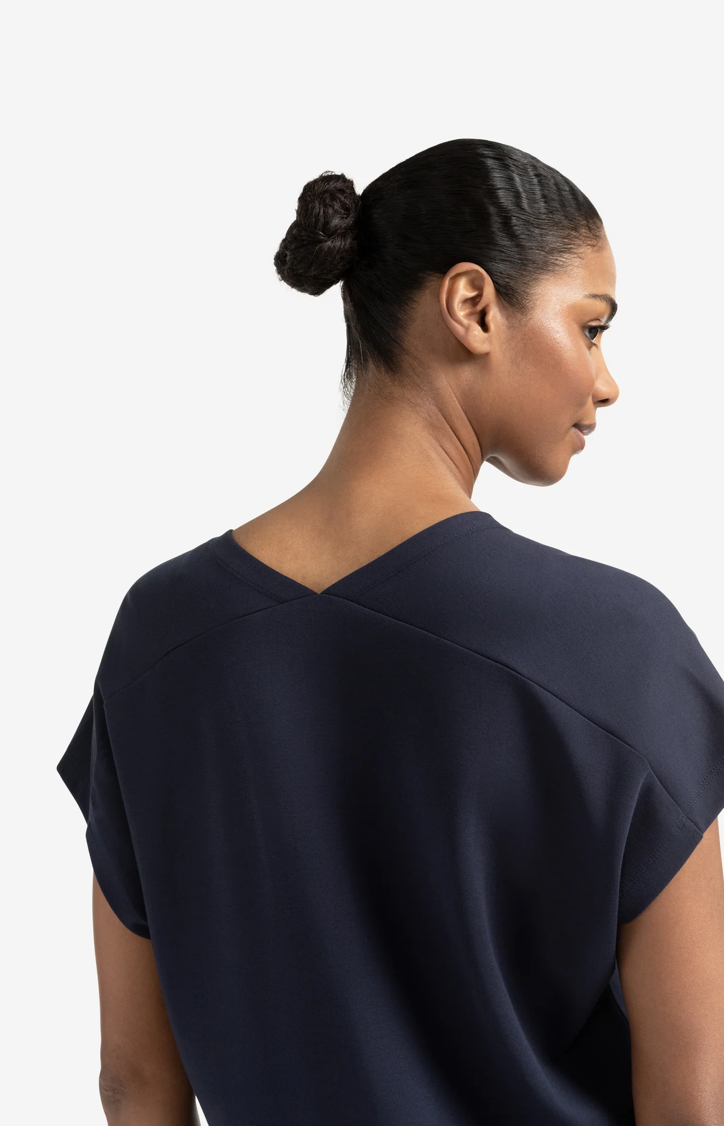 Sleeveless dress with double V-neck and front slit - Image 7