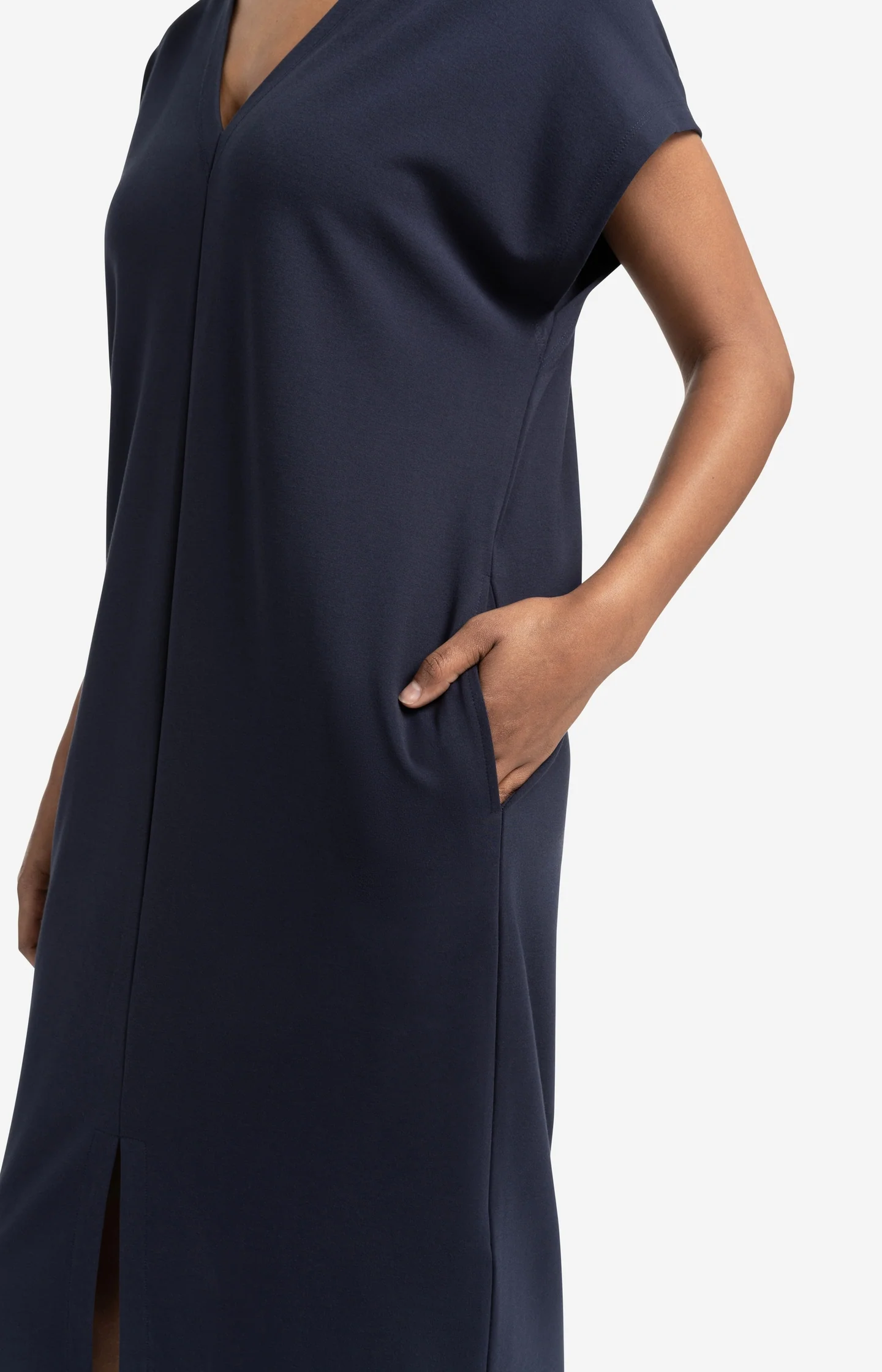 Sleeveless dress with double V-neck and front slit - Image 8